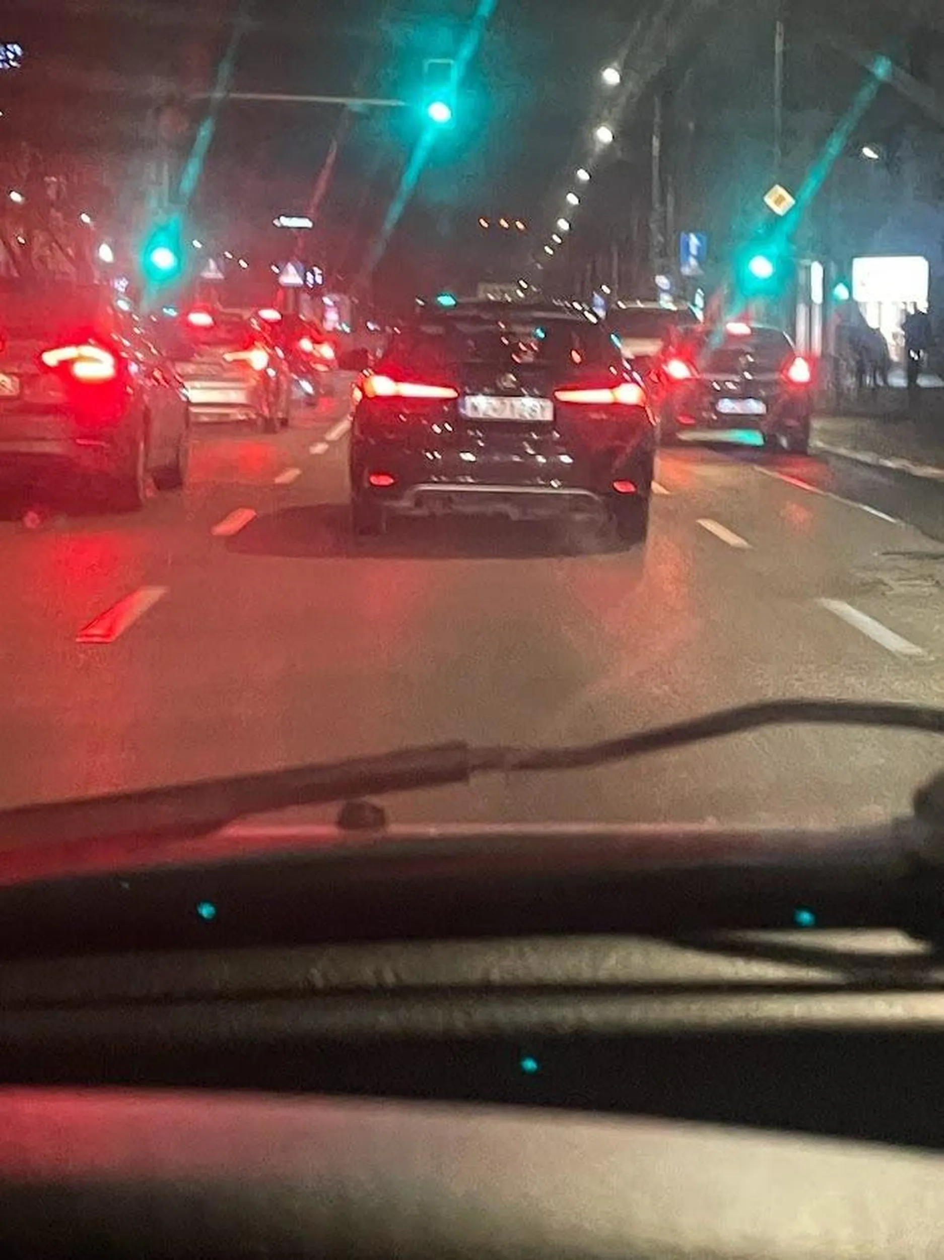 Pan złotówiarz zajechał mi drogę machając jakieś gesty ręką przez okno. Ja rozumiem że Warszawska jazda itd ale dawno mnie tak ktoś rozsierdził.