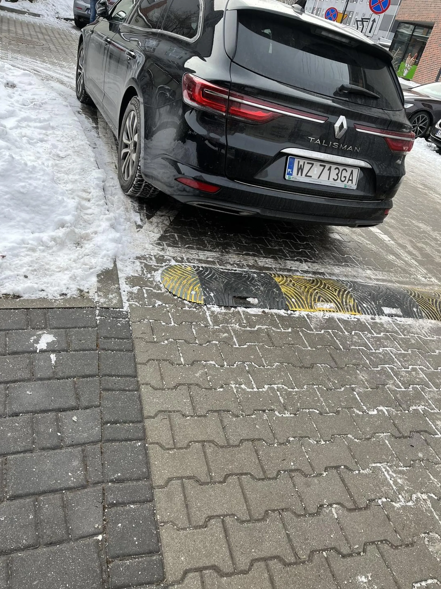 Kierowca w Krakowie czytać nie umie? :) Miejsce dla dostawców, a stoi już za długo ??‍♀️ Gratuluje ci inteligencji.