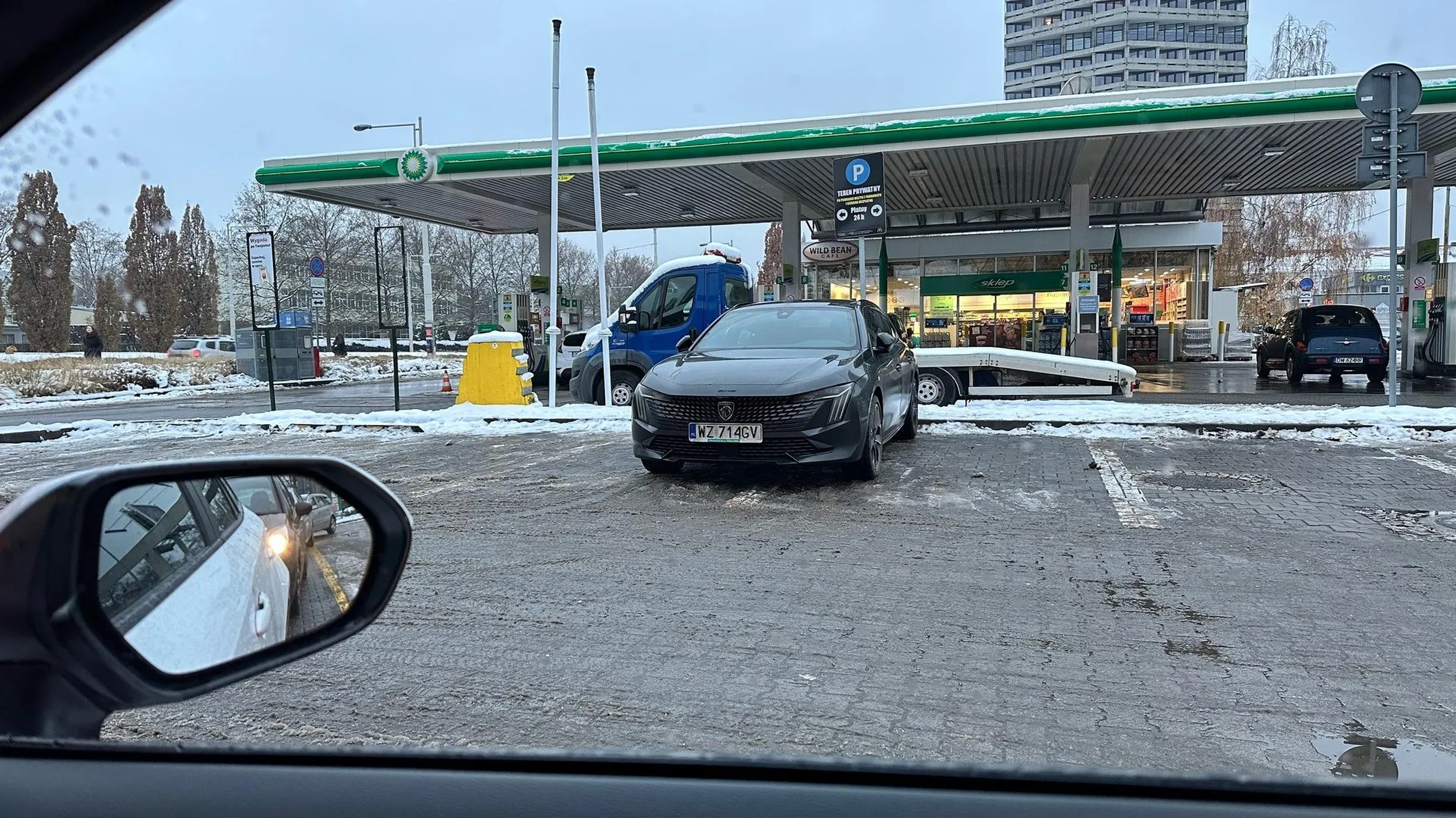 Kolejny geniusz parkowania na pustym parkingu. Bo kto mi zabroni?