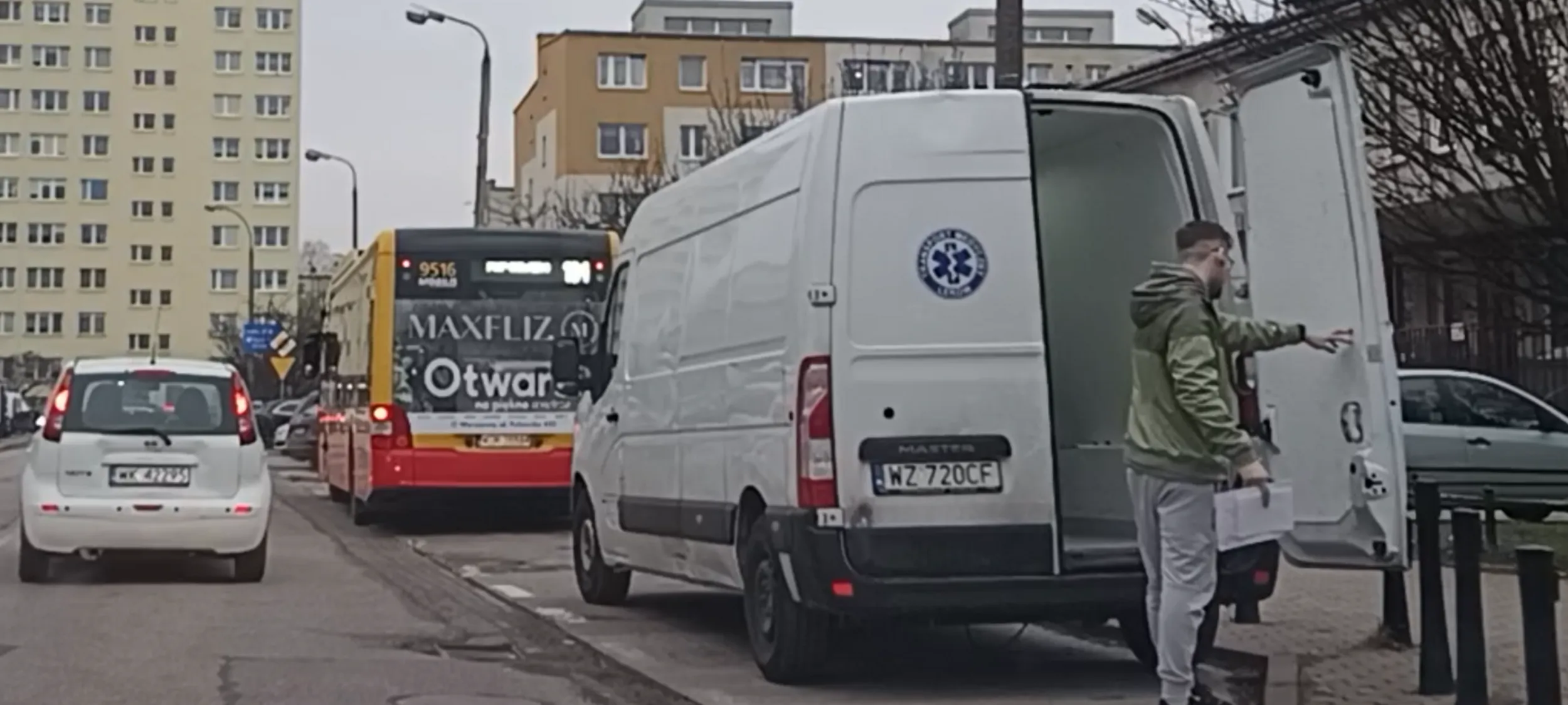 Prostak parkuje dostawczy samochód w zatoce autobusowej i utrudnia autobusom miejskim wjazd do zatoki