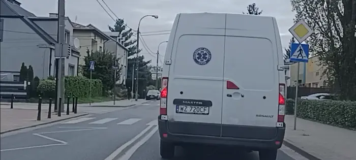 Ten bandyta drogowy mógł zabić dziecko z ojcem na przejściu dla pieszych, bo przejechał im przez przejście bez ustąpienia pierwszeństwa.