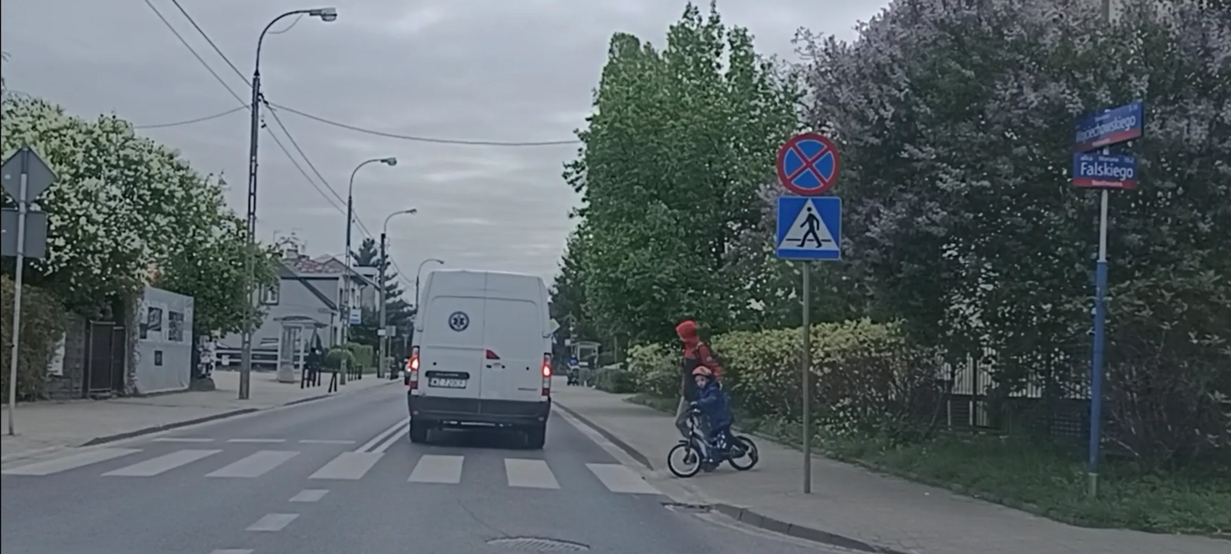 Ten bandyta drogowy mógł zabić dziecko z ojcem na przejściu dla pieszych, bo przejechał im przez przejście bez ustąpienia pierwszeństwa.