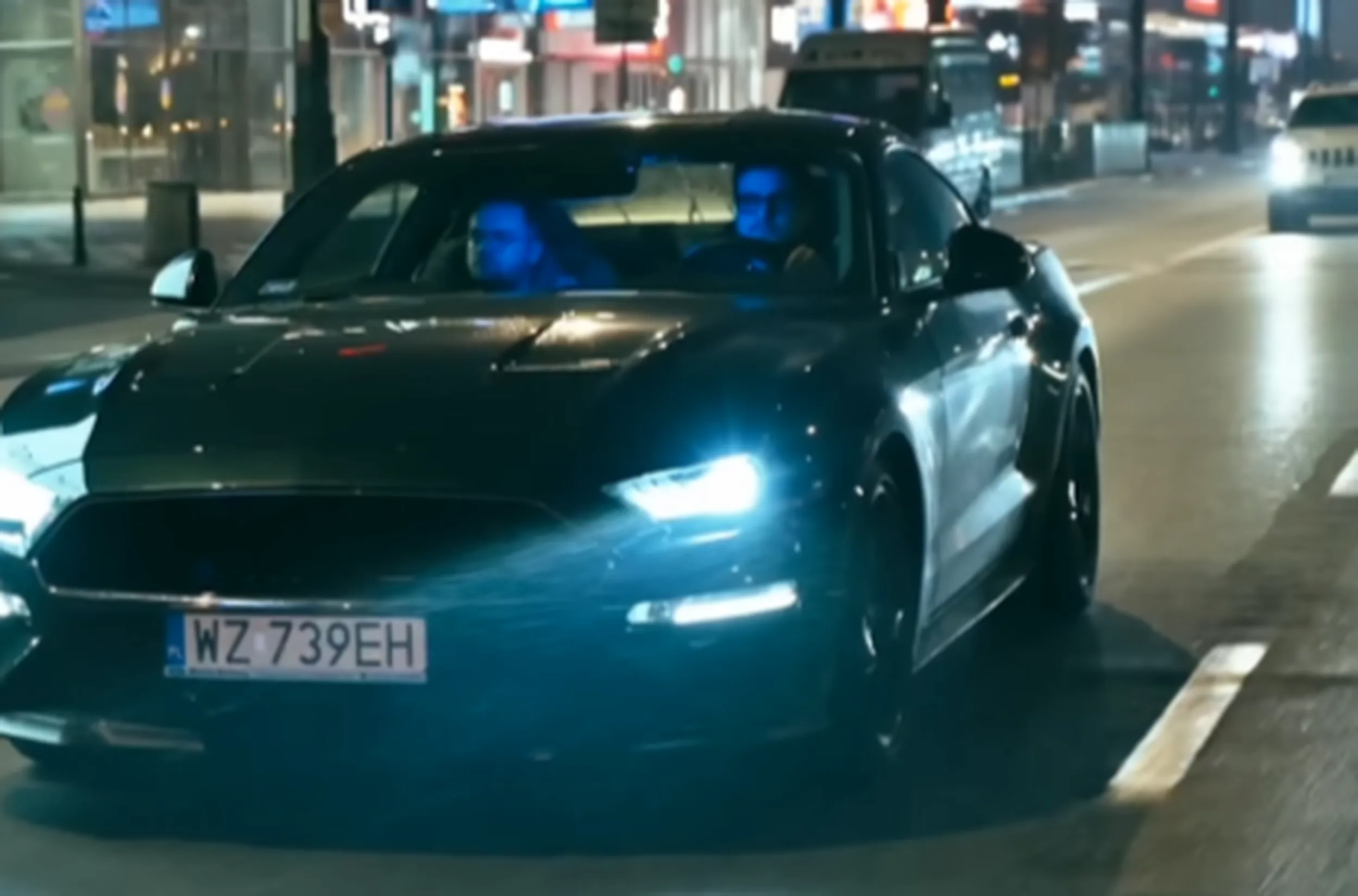 Ten kierowca robi takie bączki pod lidlem że huhu i hociak kierowca ta broda i ten gróby spasiony brzuch