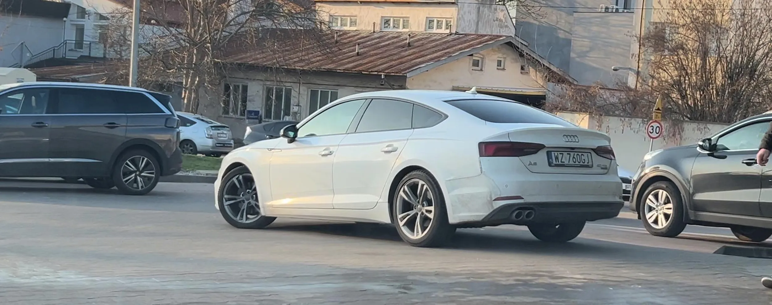 Chłop nie rozróżnia miejsc parkingowych od drogi. Ameba drogowa. Pruszków, aleje Jerozolimskie 454