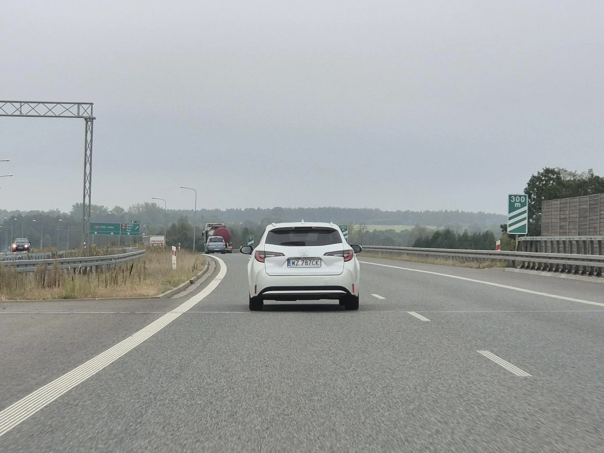 Pan za kierownicą wyprzedzał nas dobre 5 razy, za każdym razem intensywnie grzebiąc w telefonie :)
