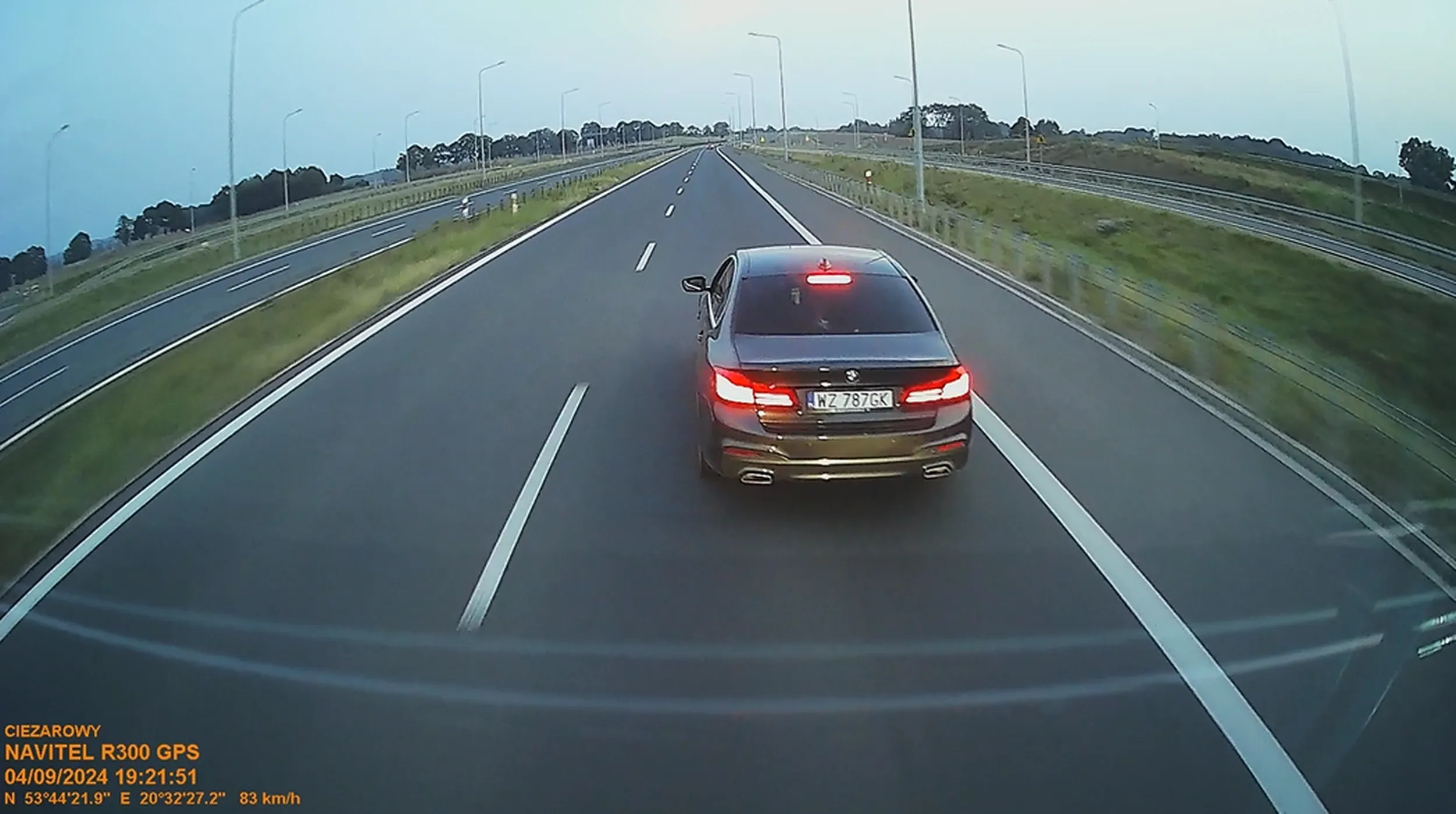 Zajeżdża drogę ciężarówce i hamuje bez powodu. Liczy chyba na odszkodowanie. Jak dostrzegł kamerkę na szybie to uciekł z podkulonymi ogonem.