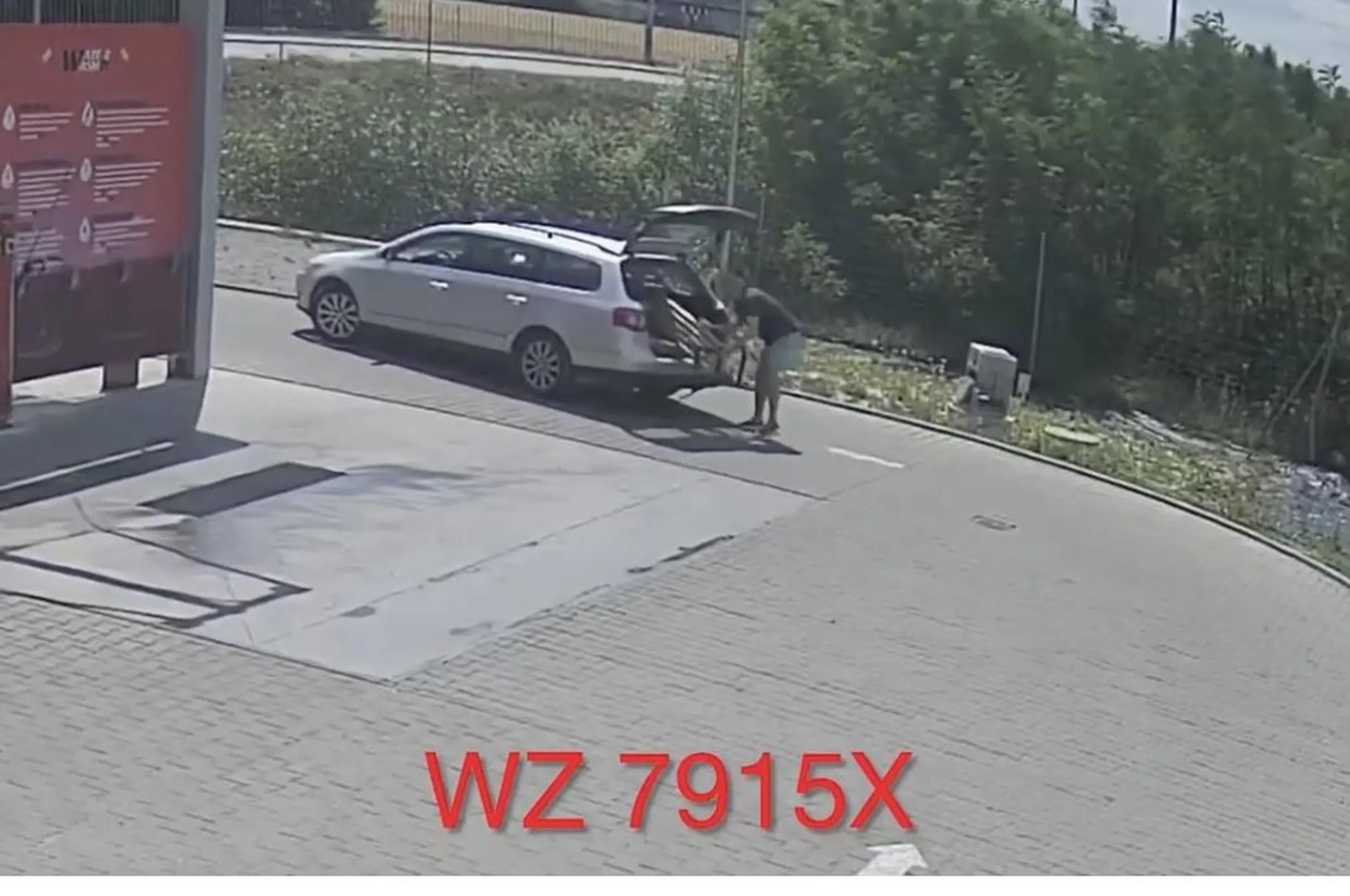 złodziej na myjni w jawczycach zabral do swojego samochodu lawke