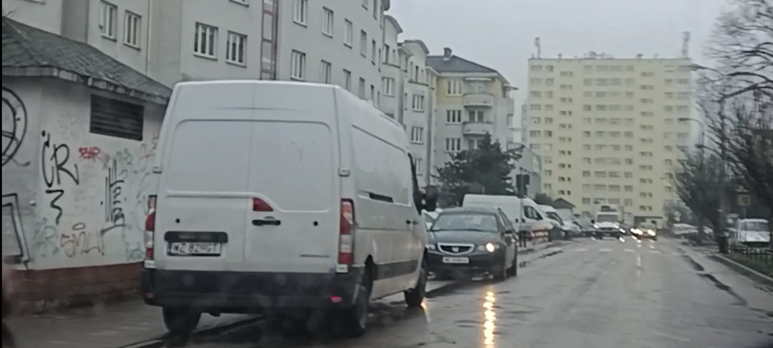 Ameba parkingowa stoi na ulicy i tamuje ruch i utrudnia wyjazd z wyznaczonych miejsc parkingowych