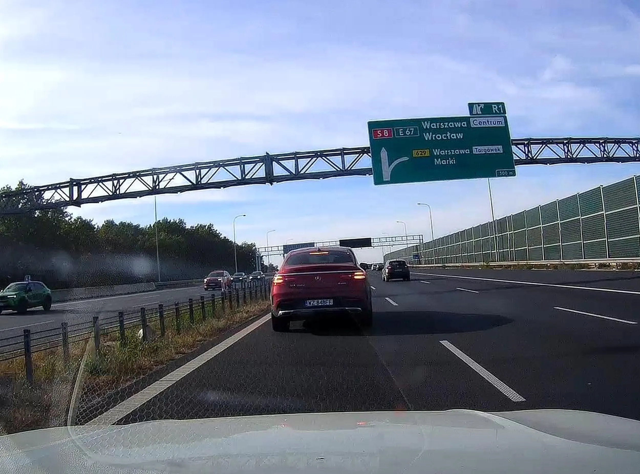 Pajac, na s8 w srodku dnia, wjezdza tuz przed maske bo pewnie wg jasnie szanownego pana zbyt wolno wyprzedzam sznur samochodow i gwaltownie hamuje.