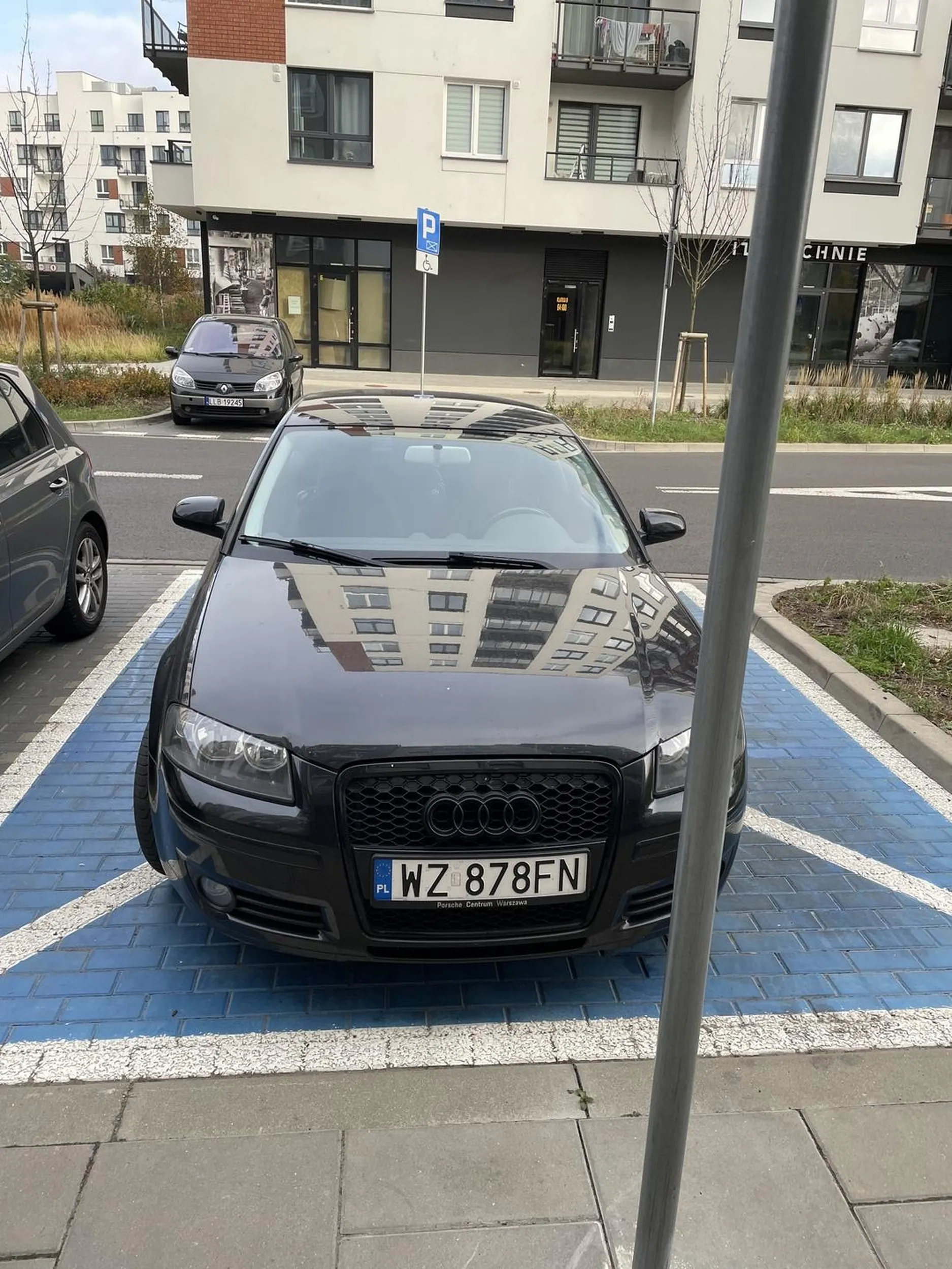 Burak parkuje na miejscu dla inwalidów bez posiadanej karty osoby niepełnosprawnej.