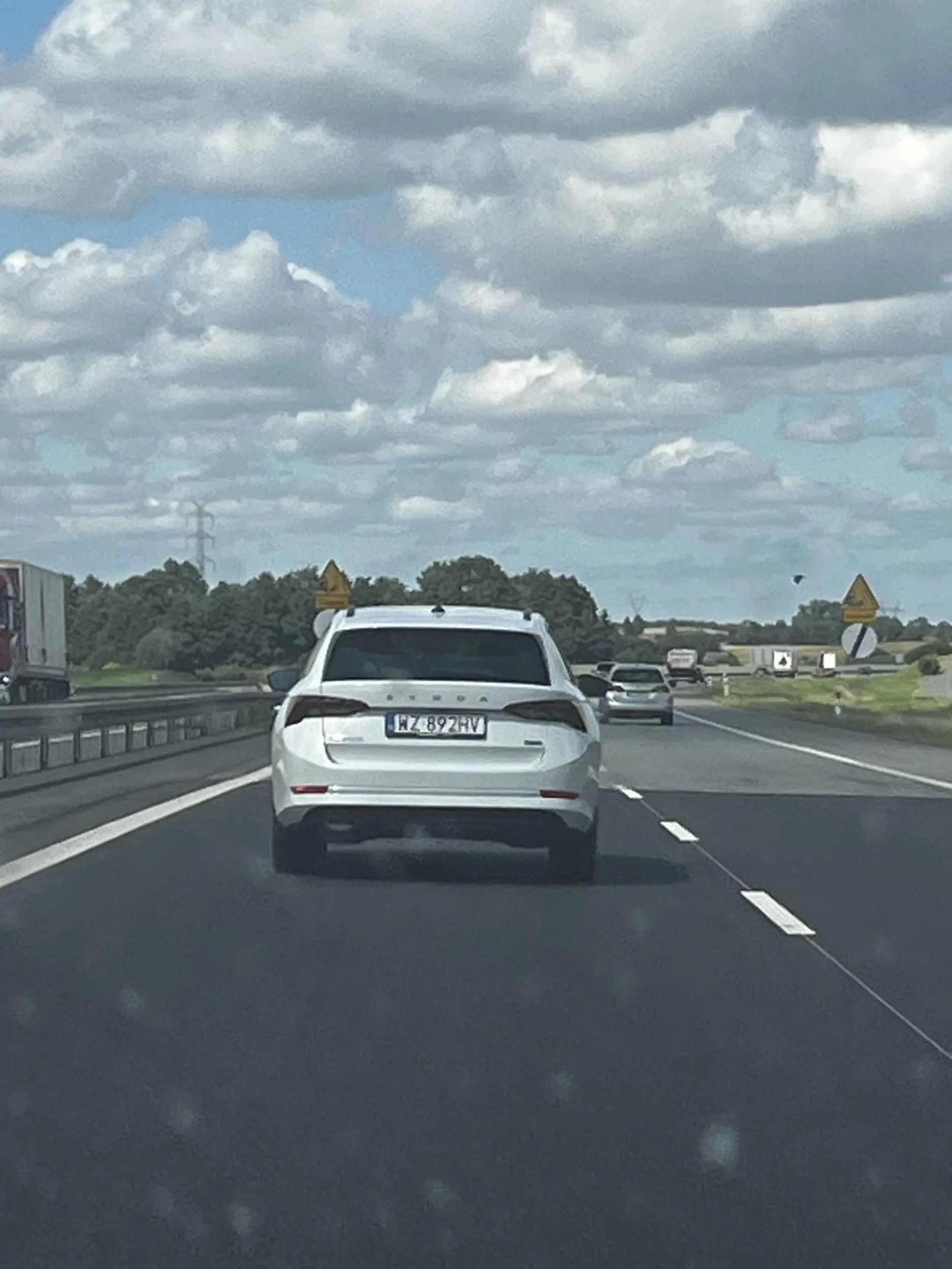 Najpierw burak zajeżdża drogę i hamuje przed maską po czym obrażony, że się go wyprzedza siedzi na zderzaku i mruga długimi. W łeb się walnij może Ci to pomoże zanim komuś zrobisz krzywdę i spowodujesz wypadek