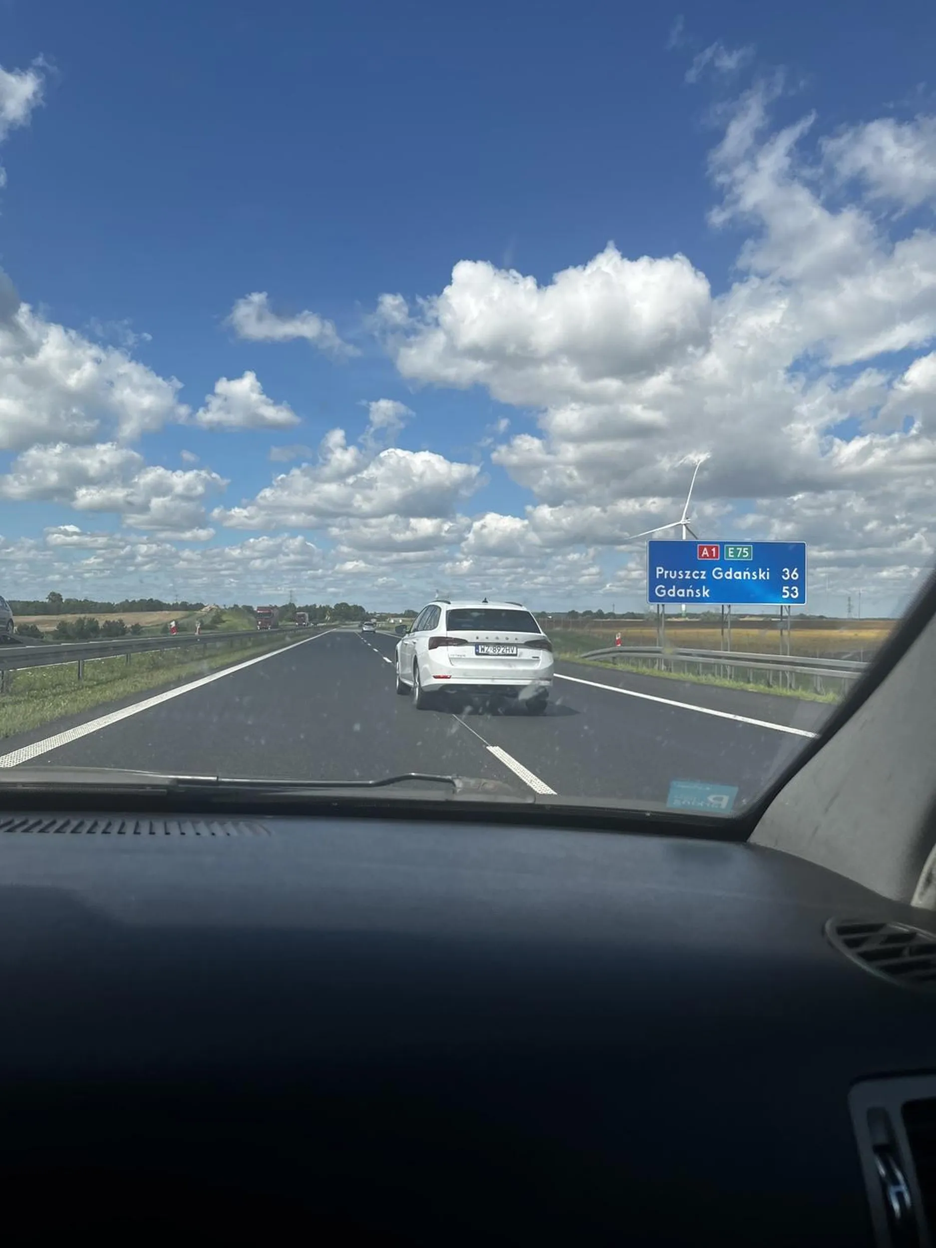 Najpierw burak zajeżdża drogę i hamuje przed maską po czym obrażony, że się go wyprzedza siedzi na zderzaku i mruga długimi. W łeb się walnij może Ci to pomoże zanim komuś zrobisz krzywdę i spowodujesz wypadek