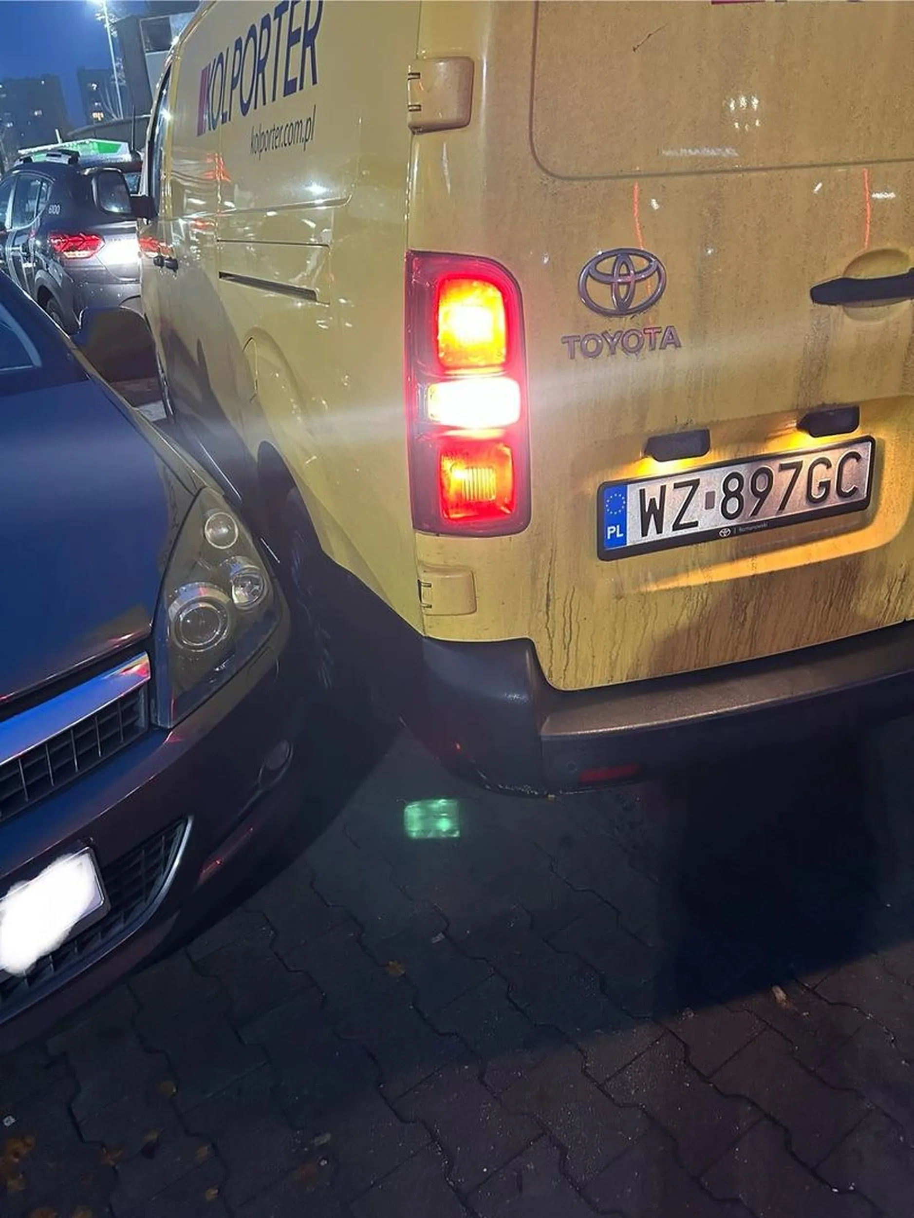 “Szanowny” pan zaparkował na centymetry, uniemożliwiając wejście do auta i wyjazd (mając do dyspozycji bardzo szerokie miejsce). Żeby jeszcze tego było mało, jegomościa trzeba grzecznie poprosić aby przeparkował. Taka rada na przyszłość, zamiast brnąć w zaparte polecam podszkolenie swoich umiejętności parkowania.