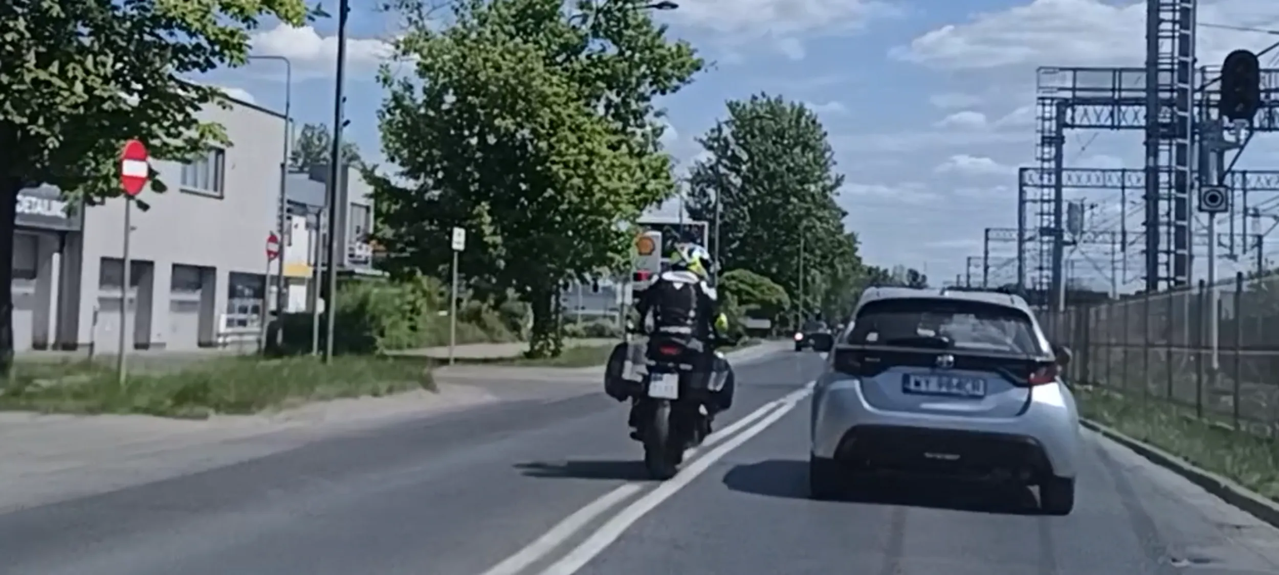 Bandyta drogowy na wraku motocykla wyprzedza na podwójnej linii ciągłej , do czasu aż się zabije... Pewnie już wkrótce .