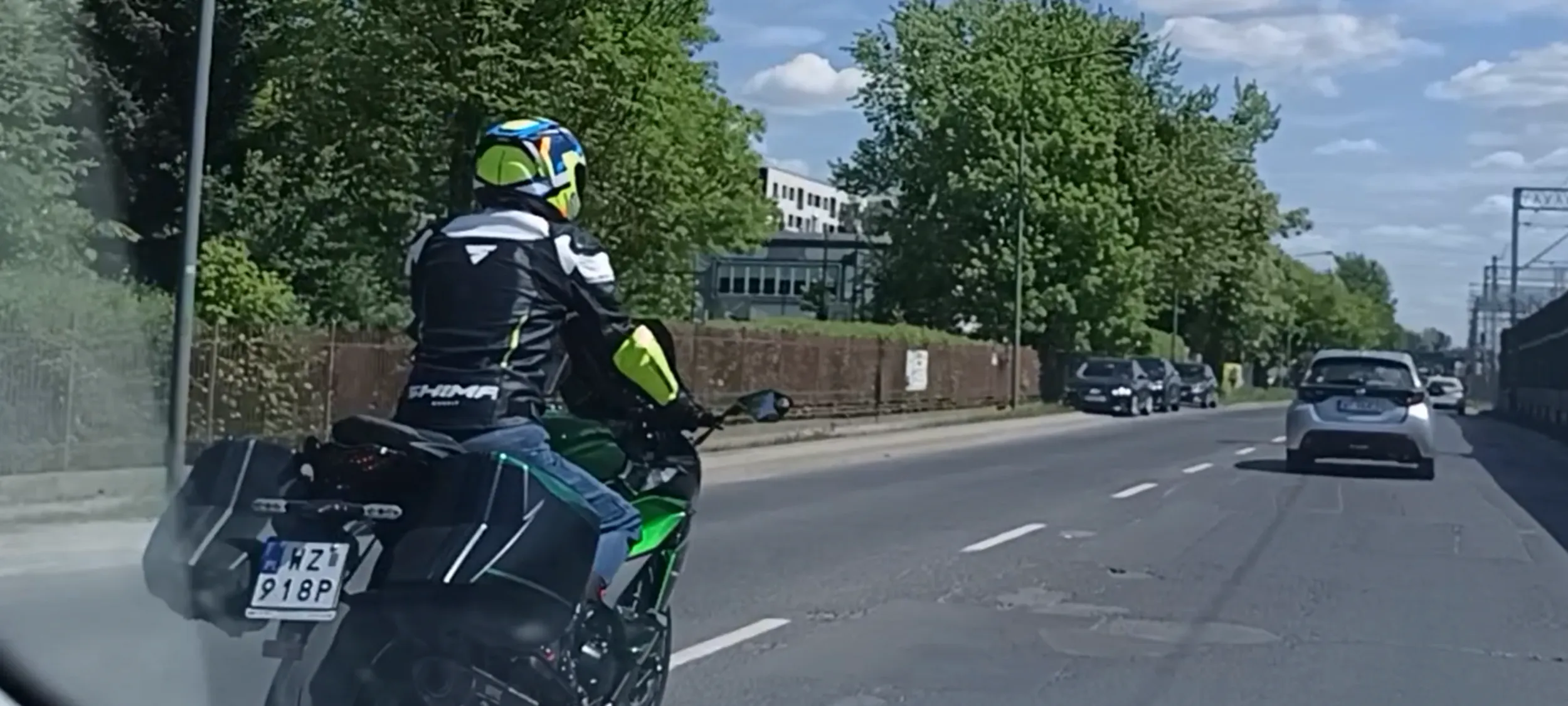 Bandyta drogowy na wraku motocykla wyprzedza na podwójnej linii ciągłej , do czasu aż się zabije... Pewnie już wkrótce .