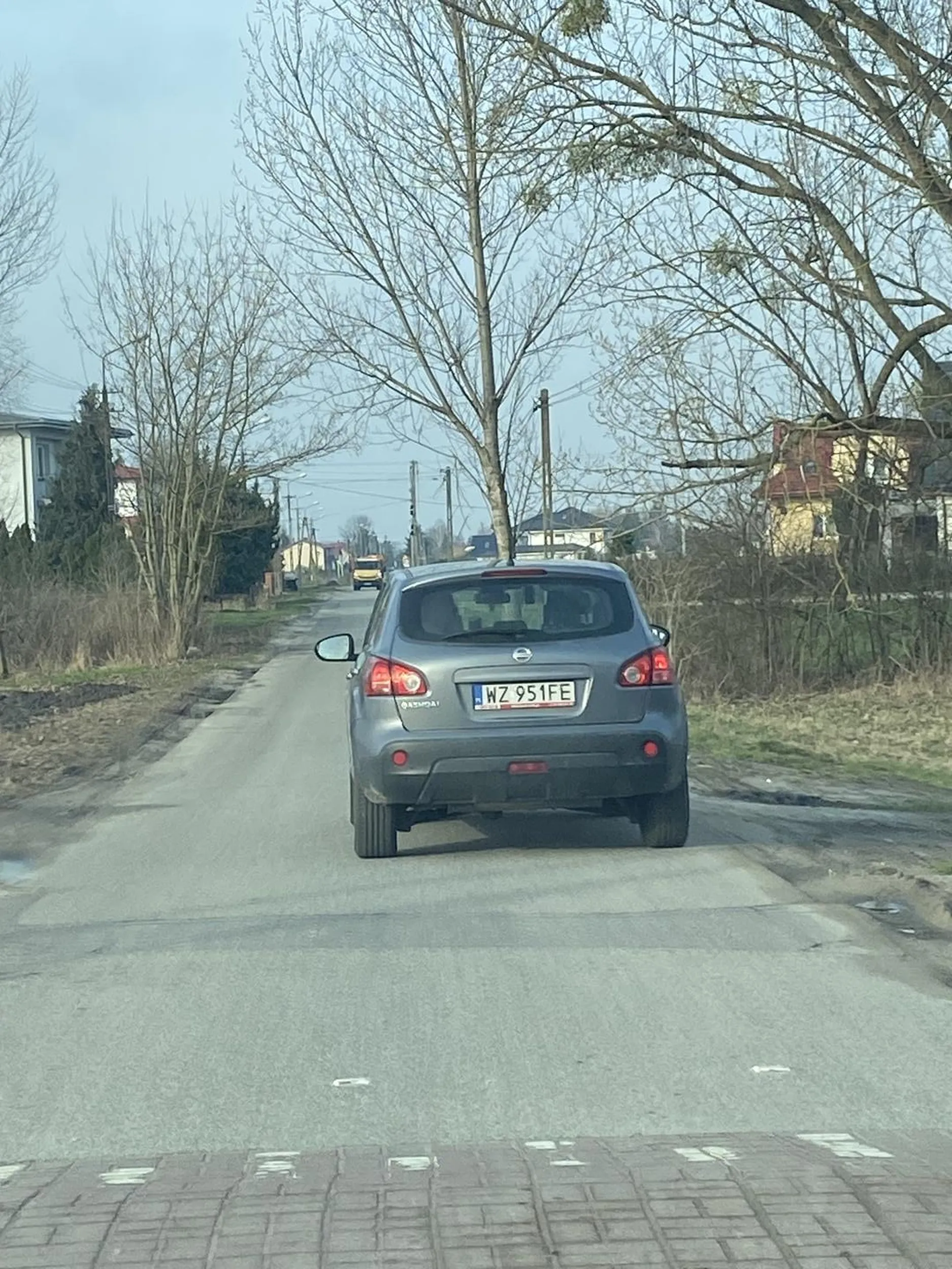 Milusia pani z nissana hamuje bez powodu, jedzie środkiem drogi 20 na godzinę nie da sie jej wyprzedzic nie polecam