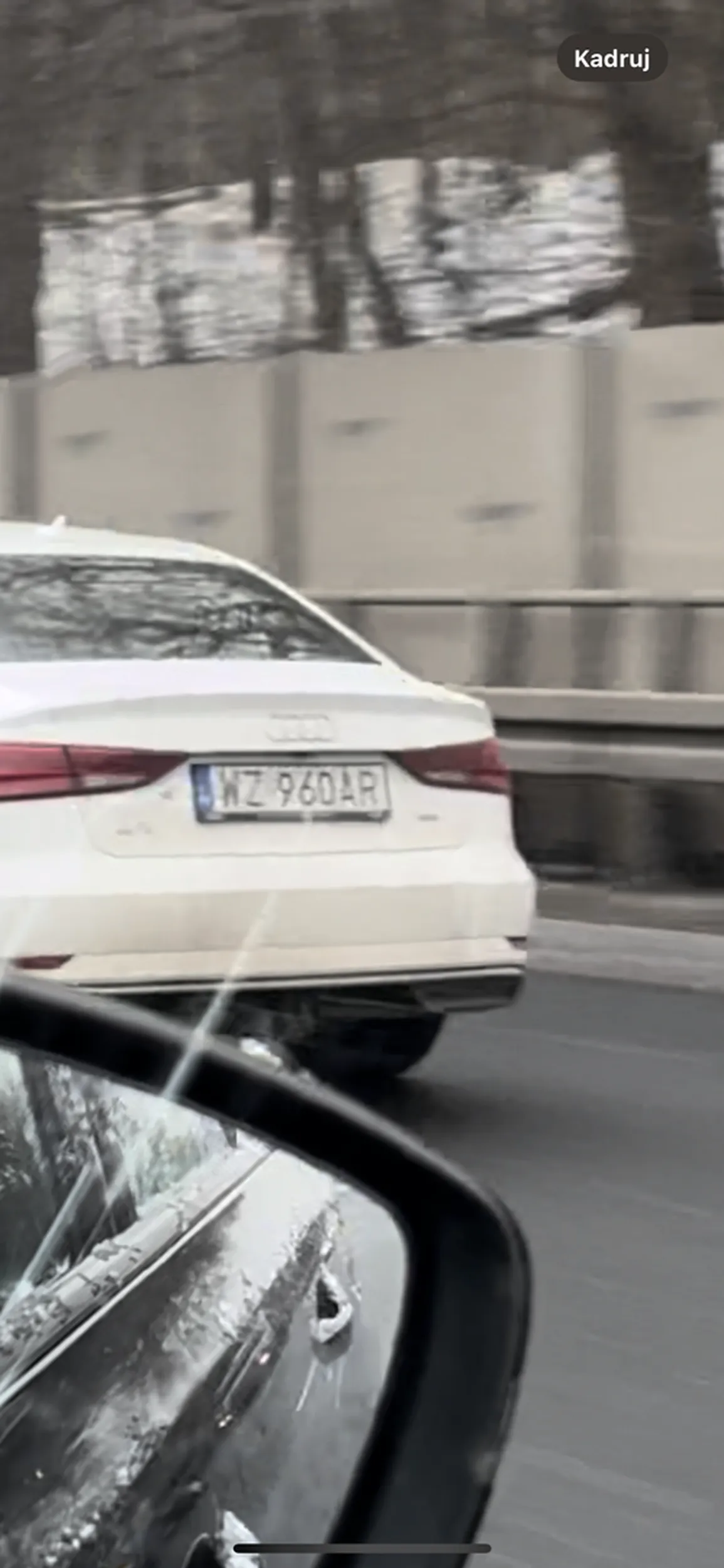 Napompowany dresik w okularkach Prady próbuje wymusić pierwszeństwo, gdy nie udaje mu się wymusić otwiera okno i zaczyna wyzywać człowieka następnie zajeżdża drogę i krzyczy żebym zjechał na pobocze, chłop chyba myśli że jest królem szos w swojej białej audi A3 , uważajcie na tego furiata bo może dostać w końcu zawału