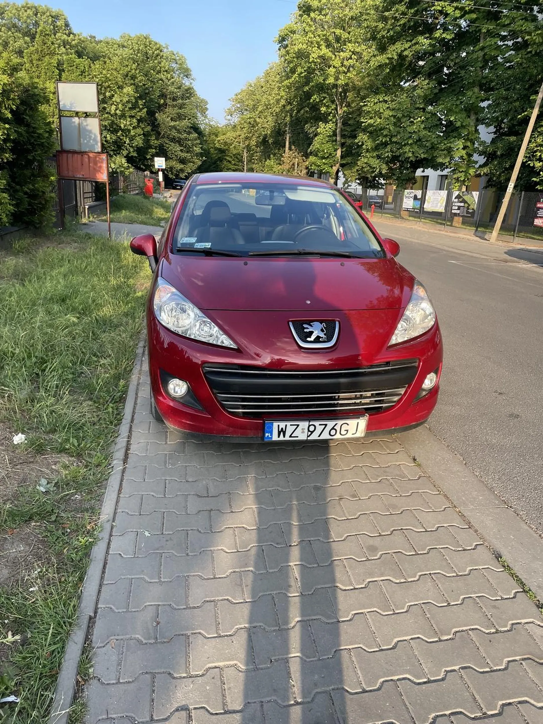 Kierowca ewidentnie powinien nauczyć się parkować, niestety z chodnika nic nie zostało dla pieszych :(