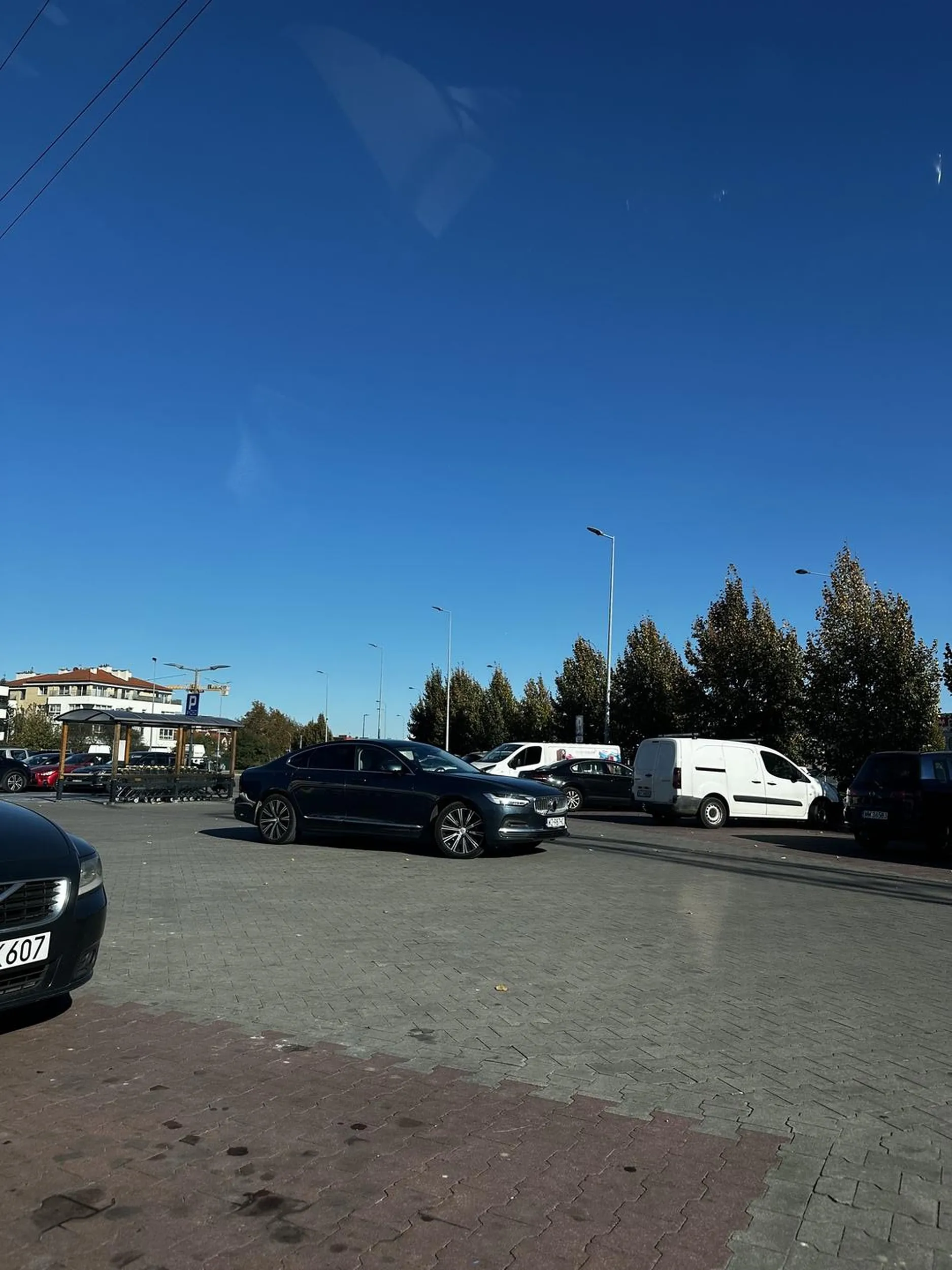 Panu się chyba coś pomyliło, a może Pan nie wie, że się nie staje na środku parkingu i blokuje przejazd, tylko na wyznaczonych miejscach?