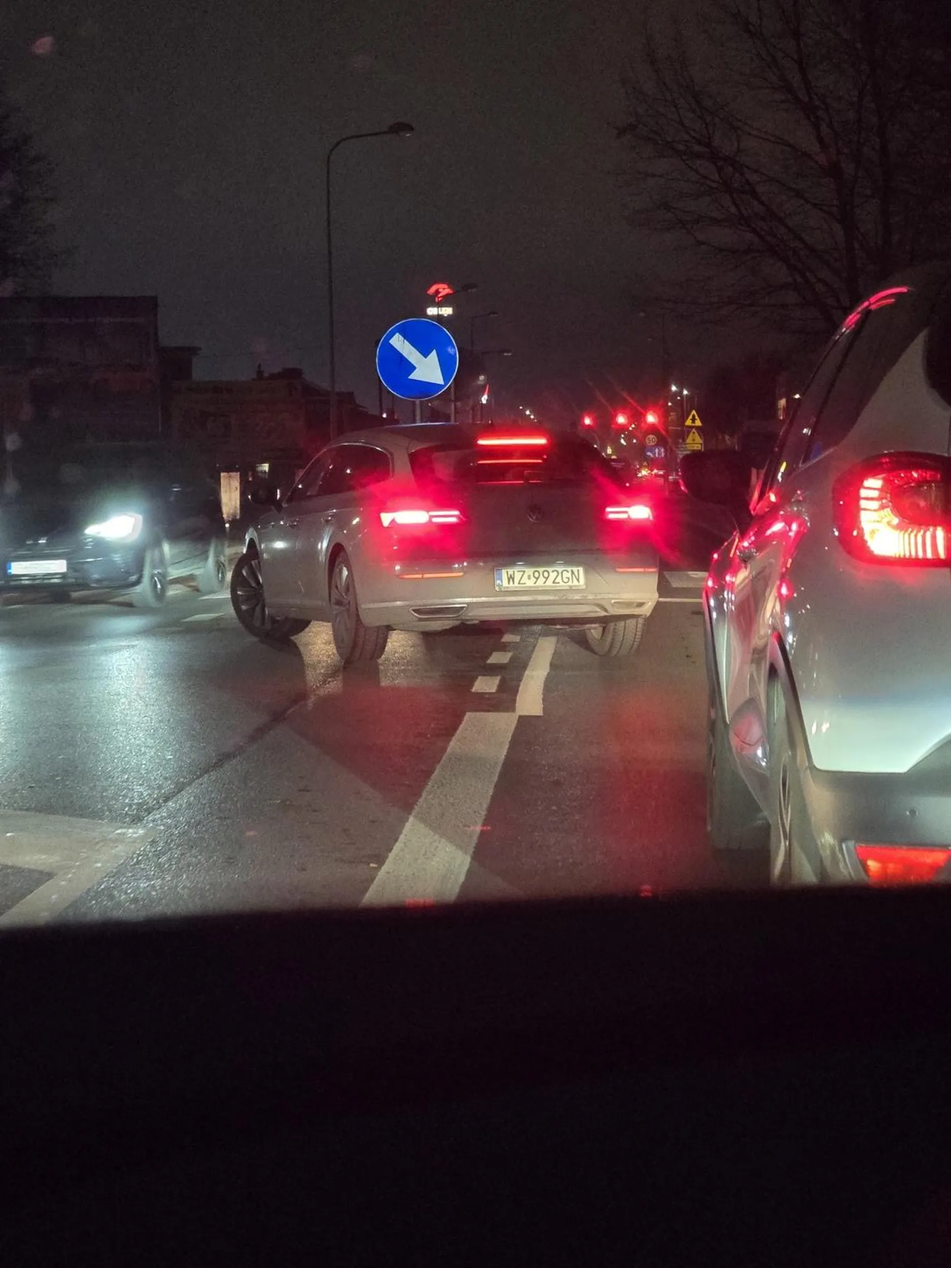 Zgodzę się całkowicie...gość z premedytacją łamie przepisy w chamski sposób irytując innych. Stojąca w korku osioł wrzucił kierunkowskaz jakby chciał wjechać w boczną ulicę znajdującą się dalej a następnie chamsko wpieprzył się przed inny samochód. Kilka kilometrów dalej stanął jak osioł i zablokował cały pas.