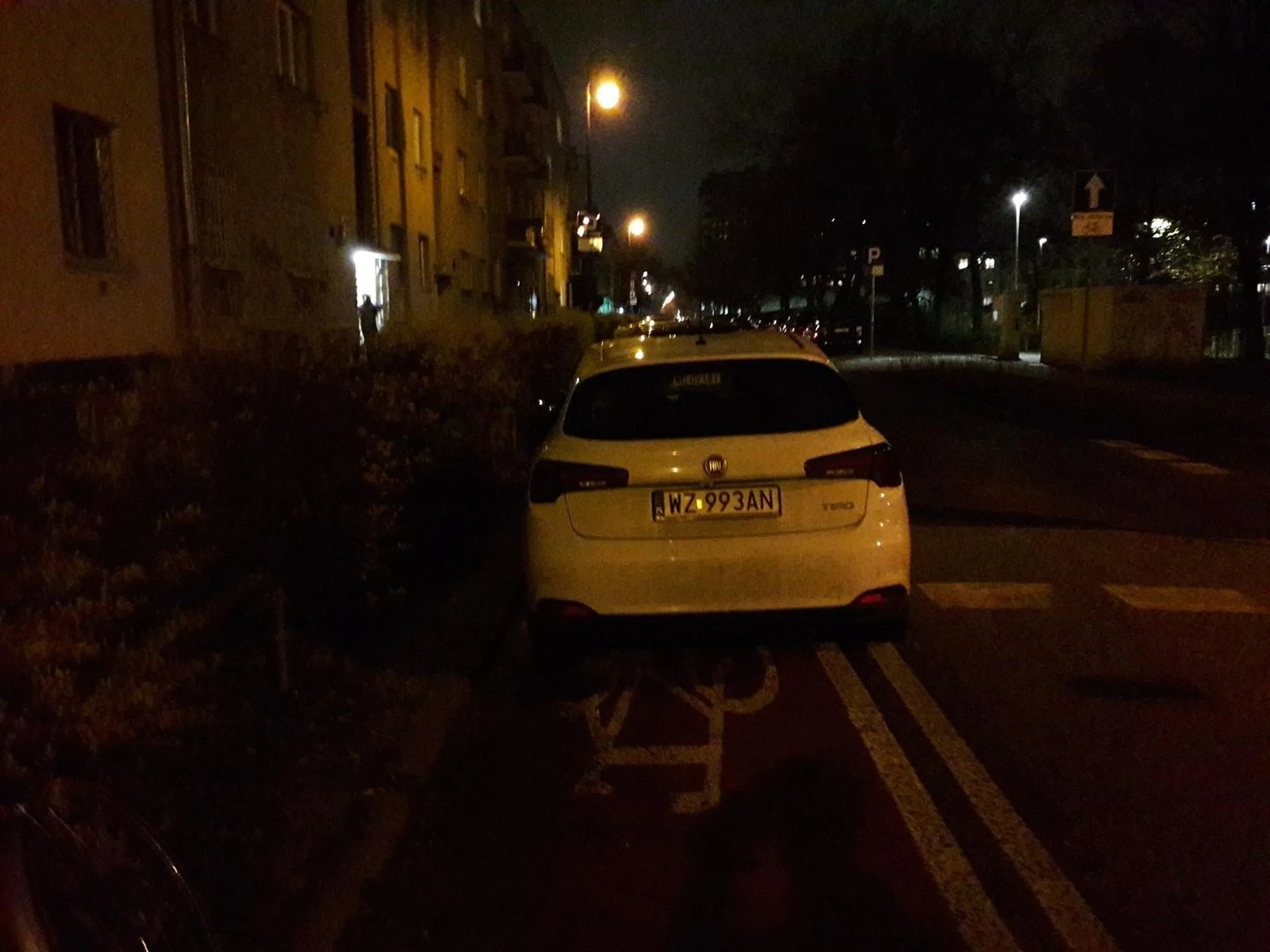 Najlepsze miejsce parkingowe na dzielni - pas rowerowy!