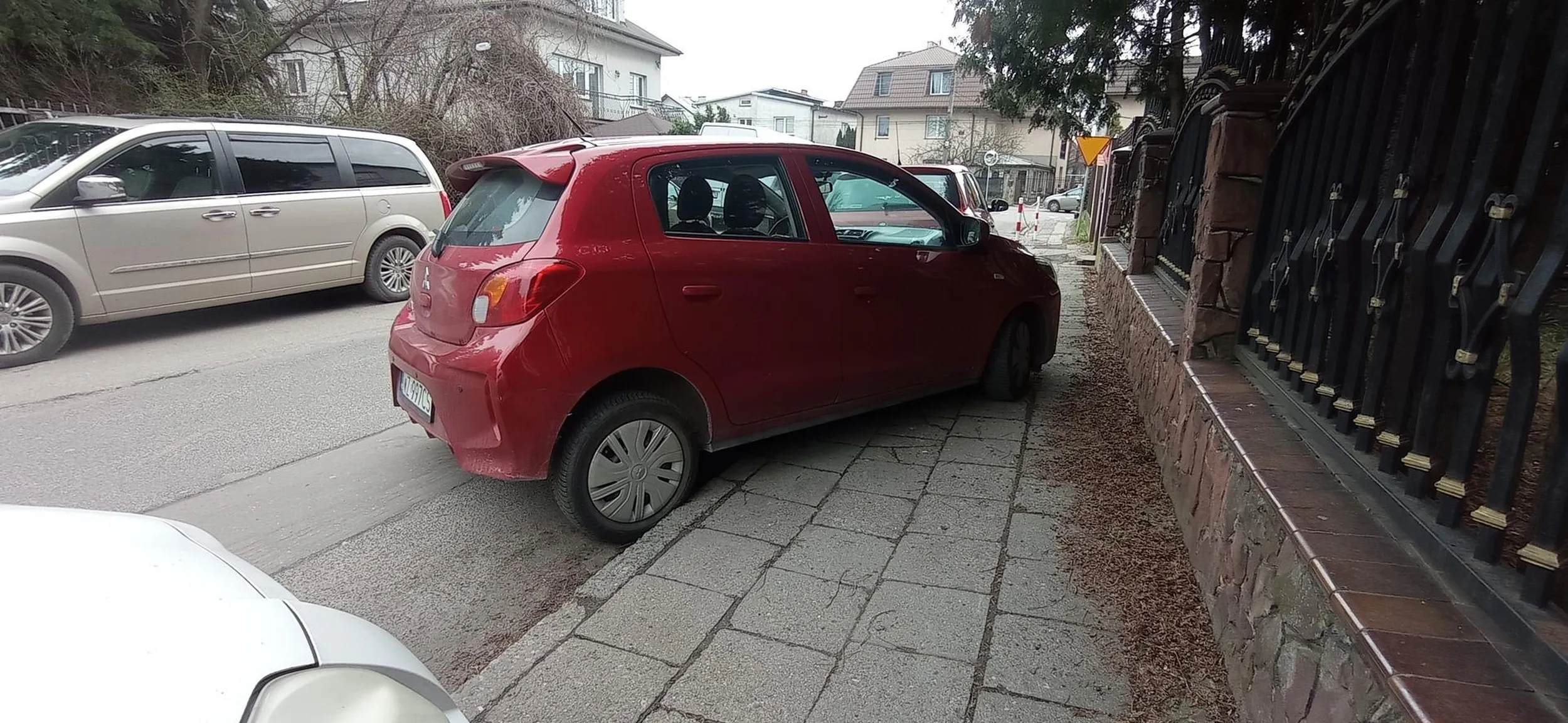 Blokujesz i drogę i chodnik no gratuluje