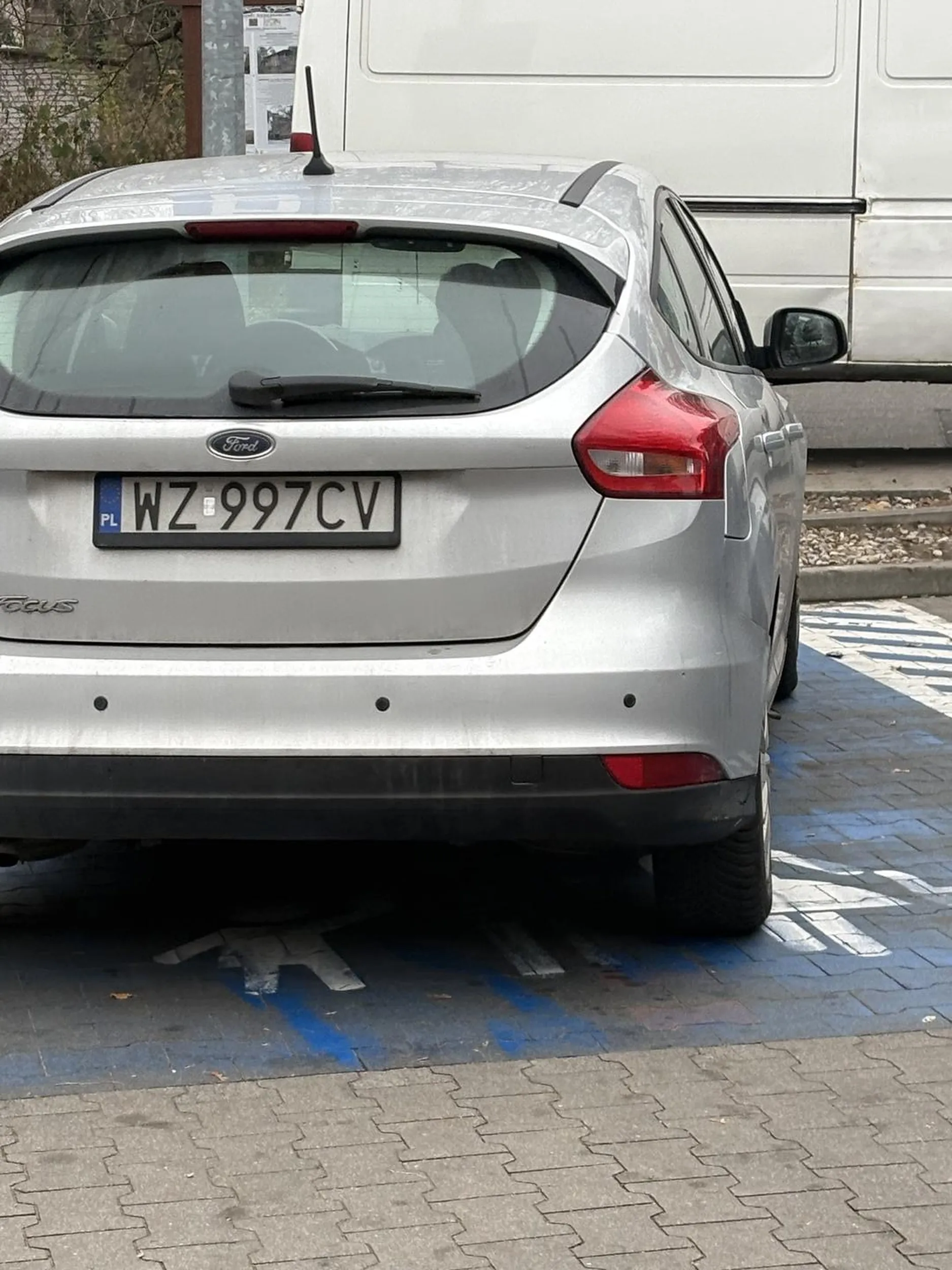 Grupa pyskatej młodzieży zajęła specjalnie oznaczone miejsce. Dwukrotnie zwrócona uwaga skwitowana, że to „nie twoja sprawa”