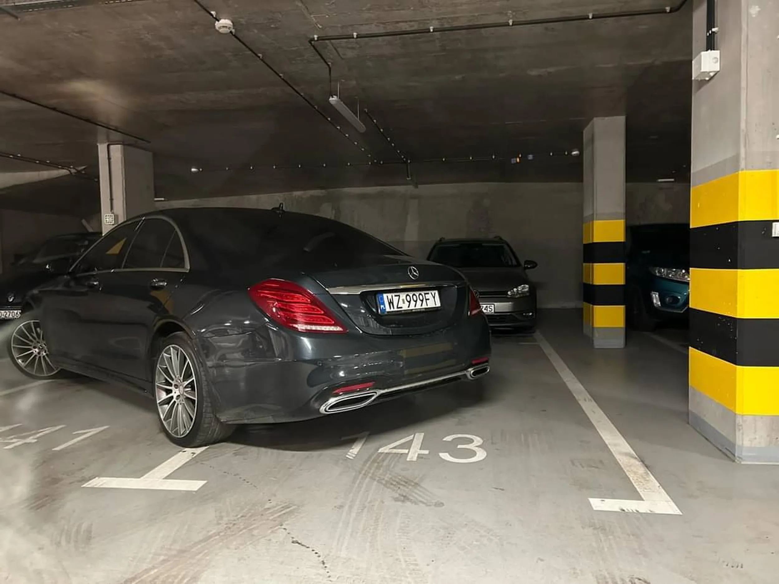 Burak w mercedesie stanął na 3 miejscach w garażu podziemnym.