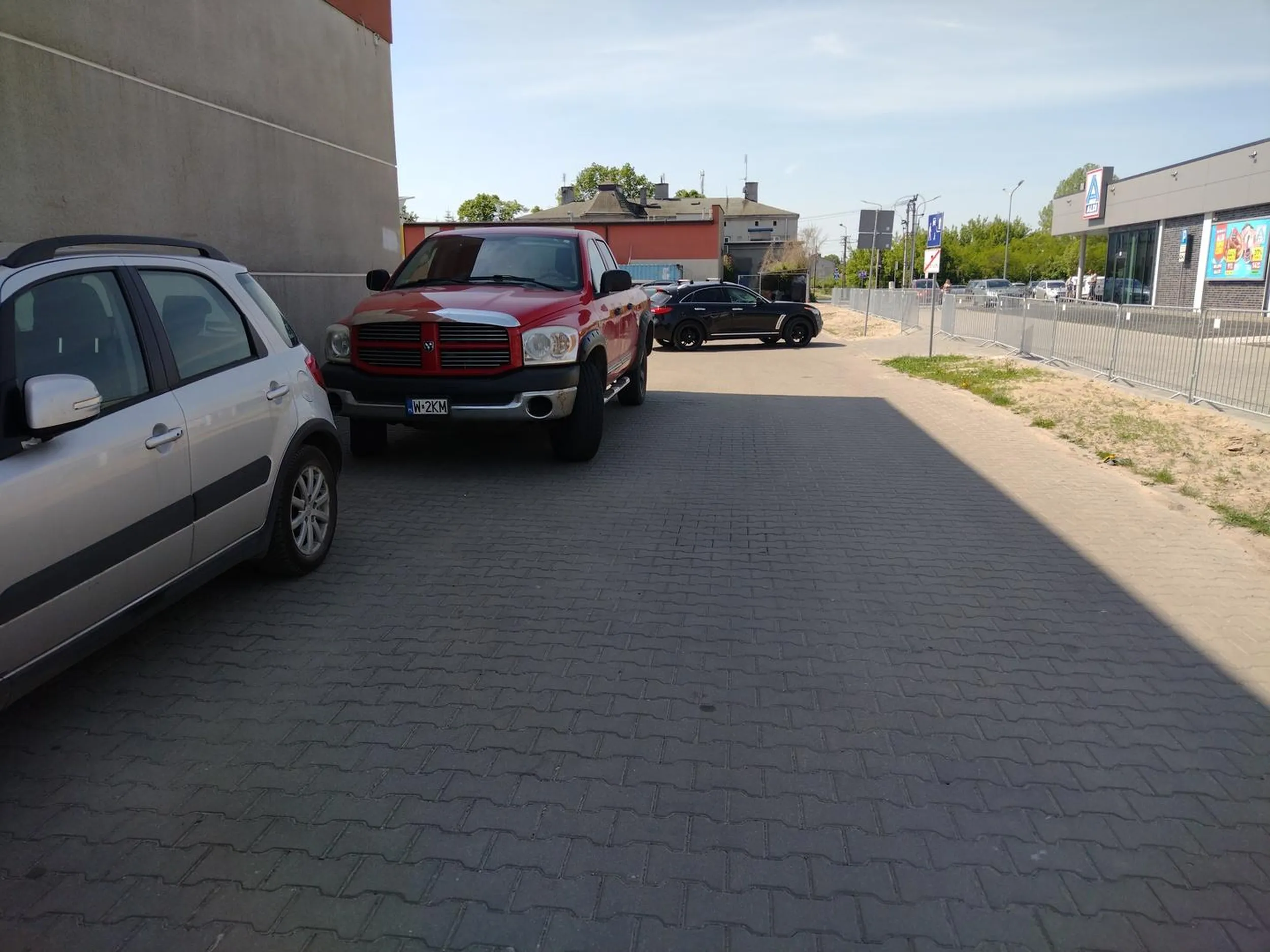 Uwaga na tego pana jeździ środkiem drogi , parkuje na miejscach dla niepełnosprawnych,wymusza pierwszeństwo ,często na podwójnym gazie , wozi ze sobą ostre psy którymi szczuje ,gdy ktoś mu zwróci uwagę. Psy bez kagańca. To nie Ameryka.