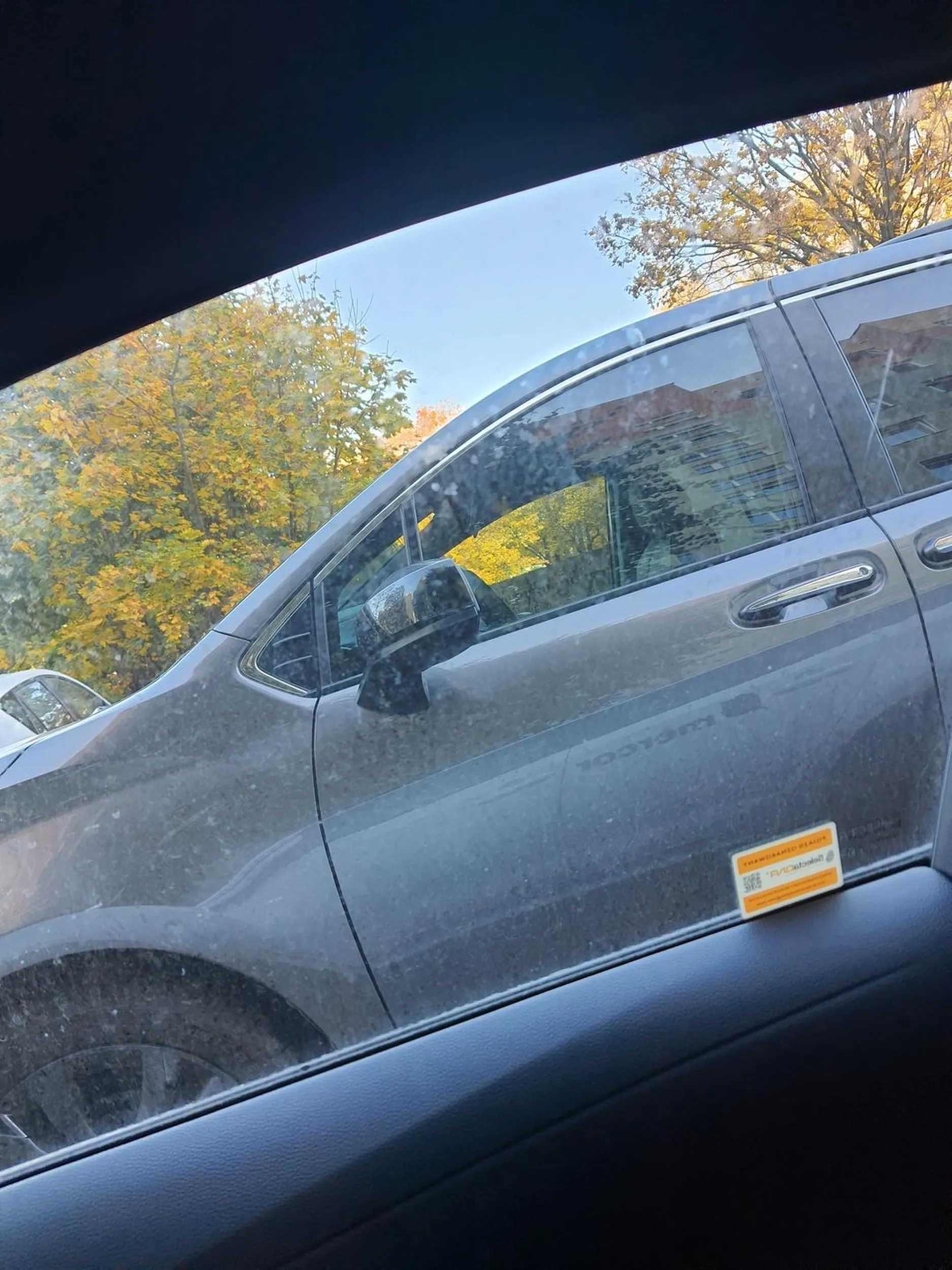 Parkowanie na środku drogi na progu zwalniającym - piękna sprawa, tym bardziej na terenie oznaczonym znakiem osiedle. Polecam sprawdzic kierującego, czy posiada prawo jazdy. A mandacik też by się przydał w celu nauki, bądź eliminowania lenistwa.