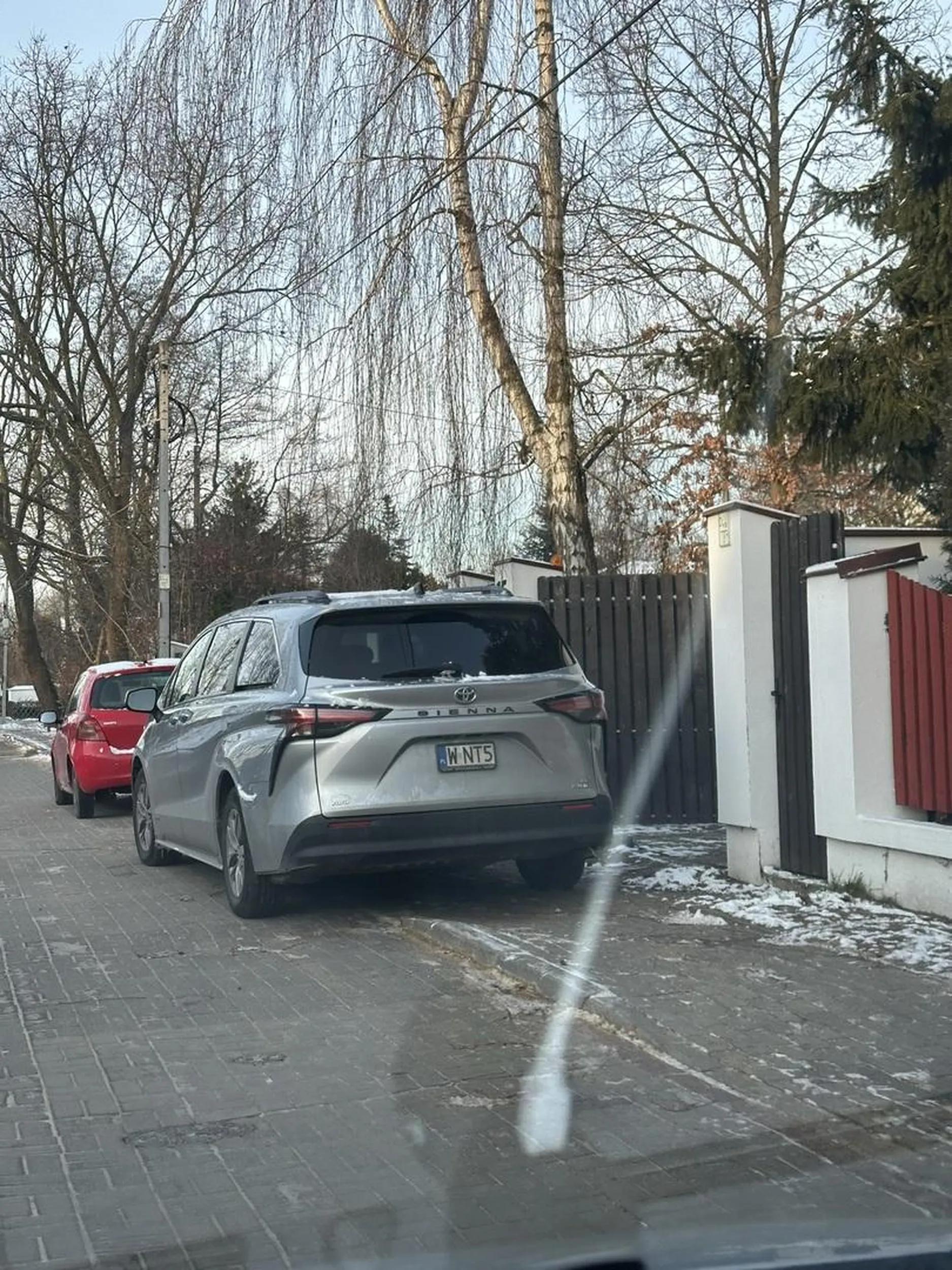 blokuje CAŁY chodnik swoim autem