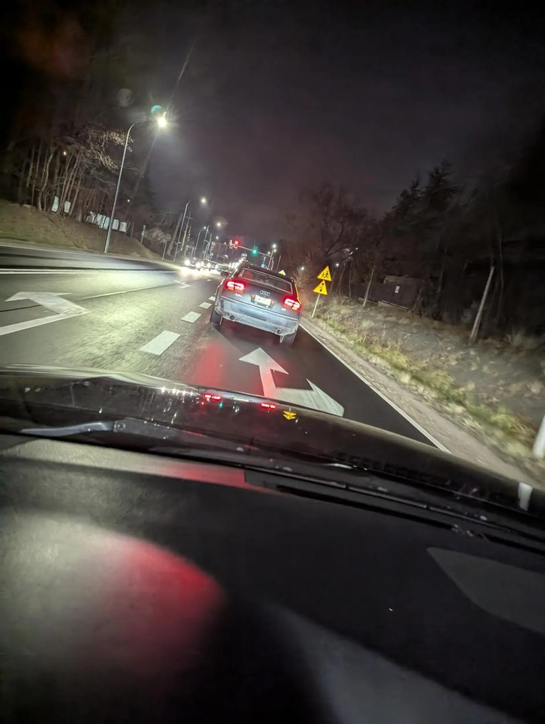 Chłop w długim A8 z krótkim penisem, który nie może znieść że ktoś jedzie szybciej niż jego stary, niemiecki śmietnik