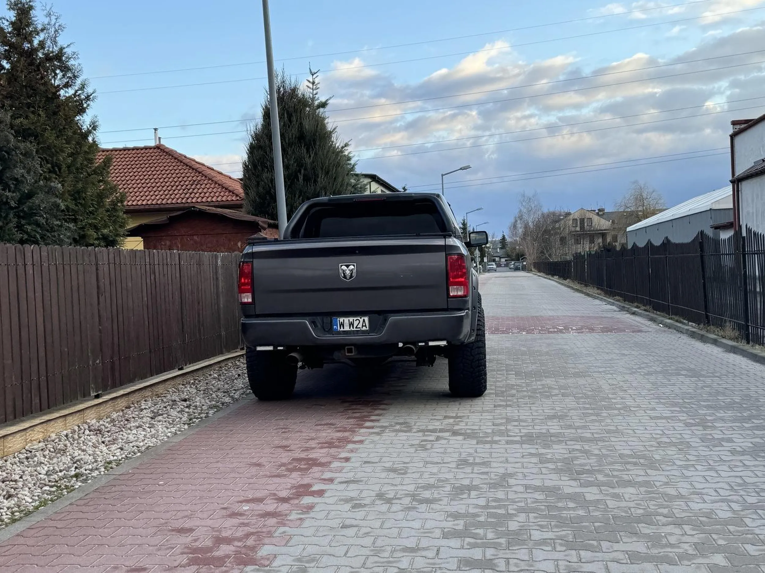 Strefa zamieszkania. Auto wyraźnie nieprzystosowane do ruchu (opony poza obrysem). Zastawione pół ulicy gdzie nie wolno parkować. Polecam poczytać kodeks ruchu drogowego i poczytać o zasadach parkowania znak D40. Nie wiem też czy diagnosta był ślepy czy głuchy jak przepuszczał to auto do ruchu.