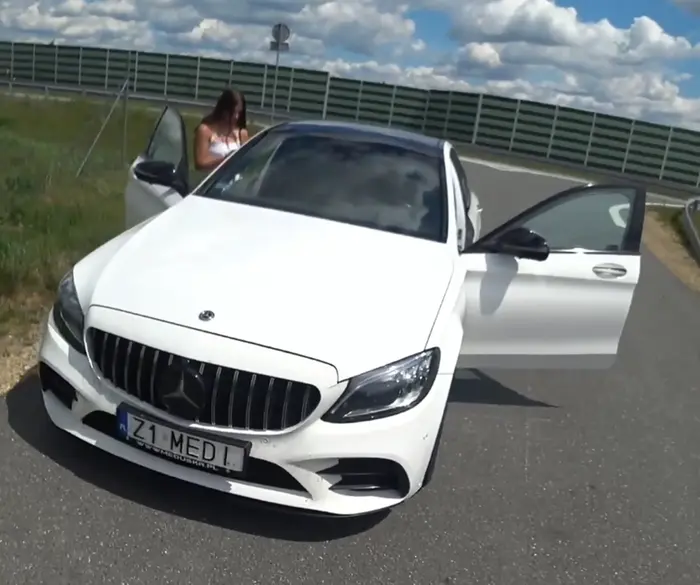 Opona pekła bo samica się patrzała na mnie jak chciała loda zrobić podczas jazdy