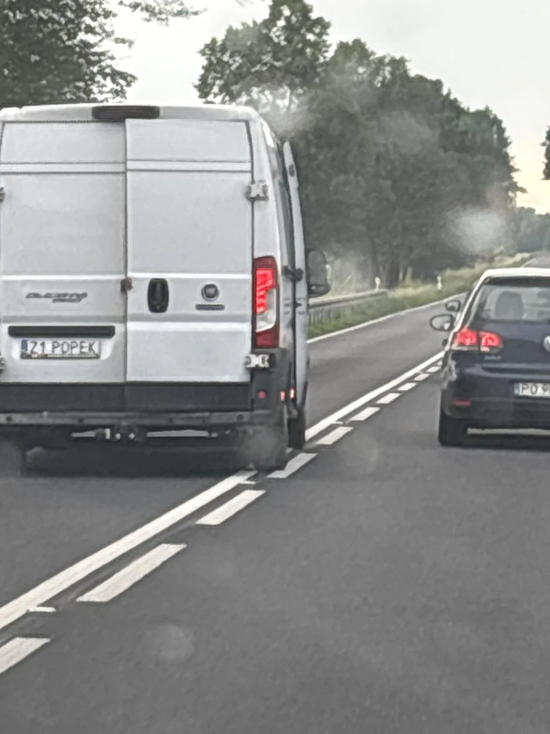 Stwarza zagrożenie na drodze, próbuje wyprzedzać, ale brakuje mu mocy. Jak już Cię wyprzedzi to zwalnia. Jeździ z otwartymi drzwiami, bo ten trup nie ma sprawnych zamków.