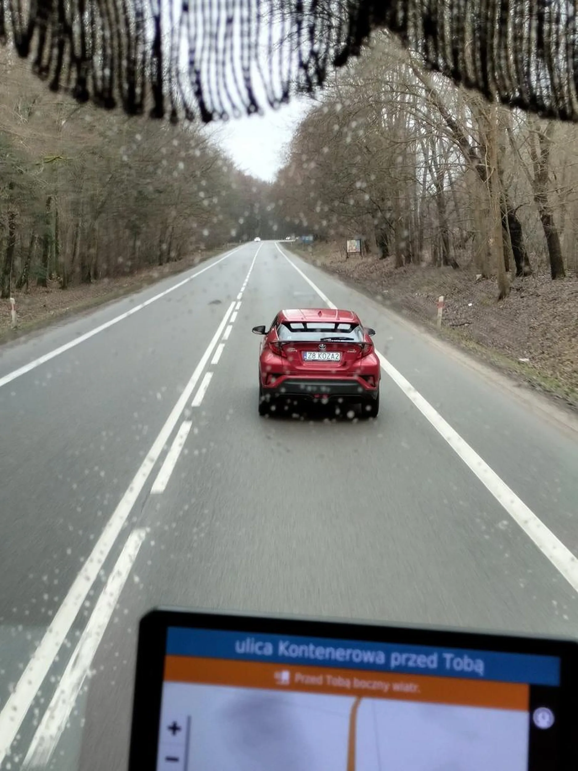 Jedzie 60 na ograniczeniu do 90 i specjalnie hamuje ciężarkówki a przy próbie wyprzedzania przyspiesza