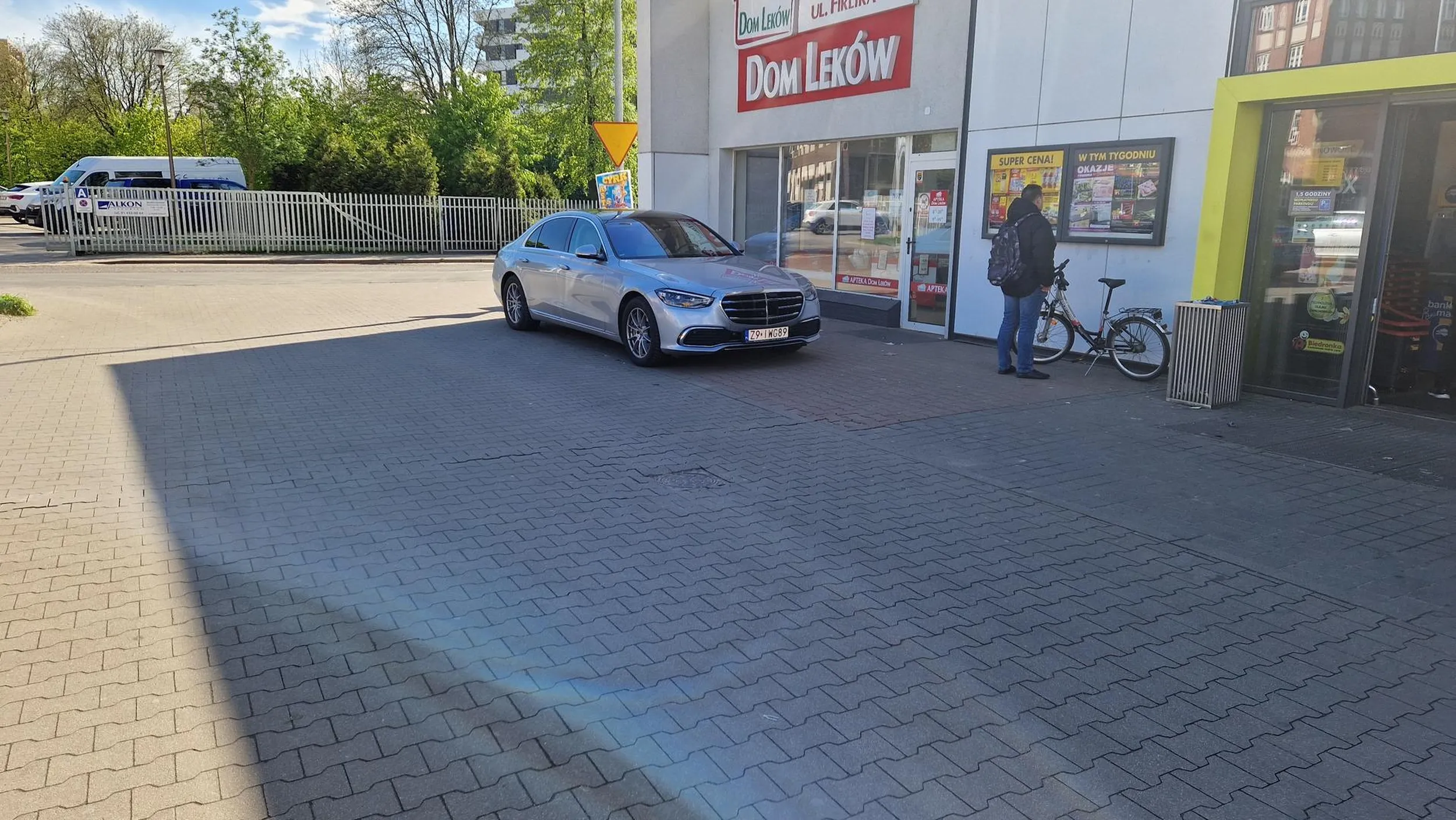 Wjazd do apteki. Po zwróceniu uwagi chłop bezczelnie się tylko cieszył.