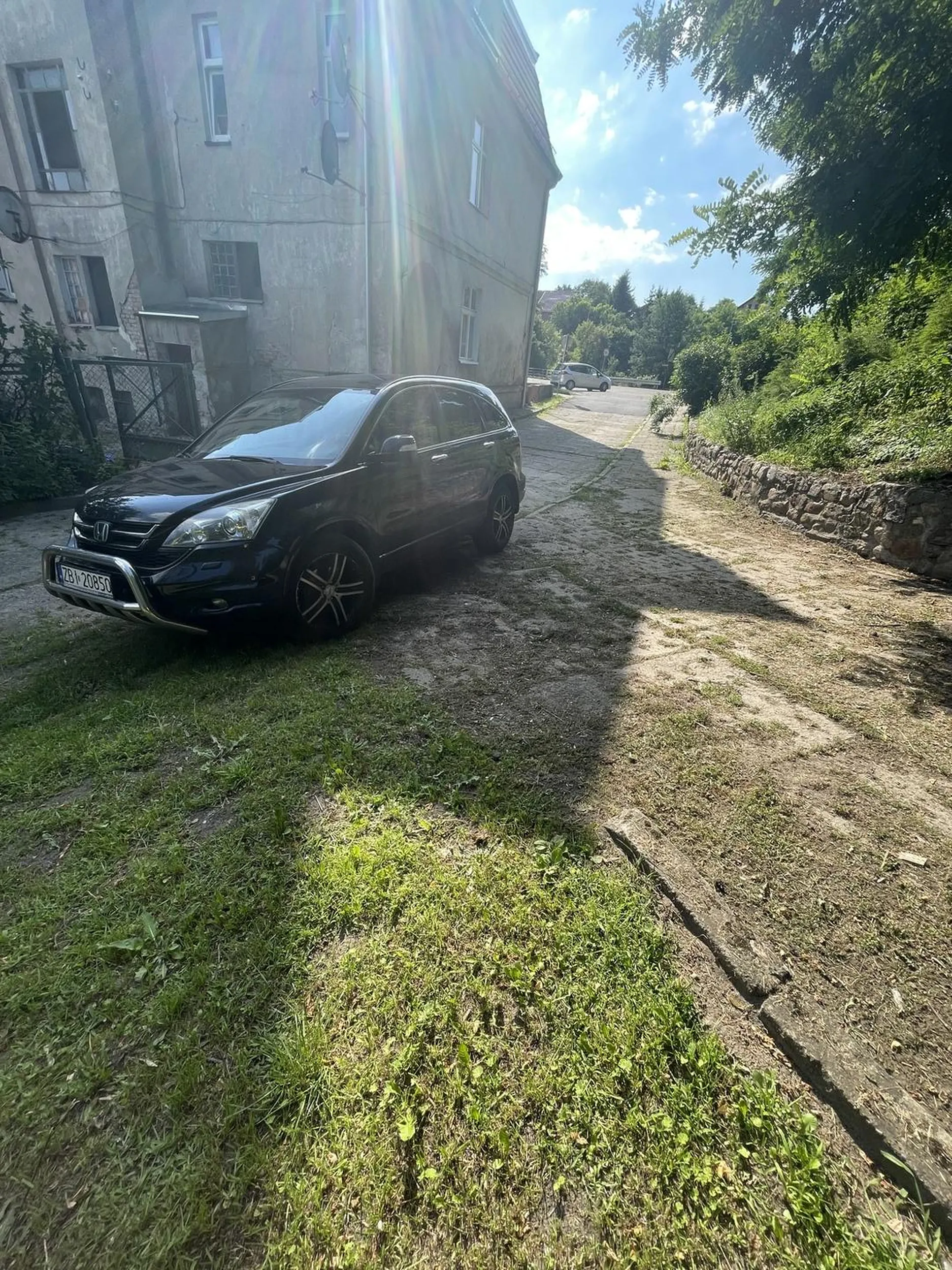 Parkowanie na wjeździe do posesji gdzie wjeżdżają duże maszyny :(