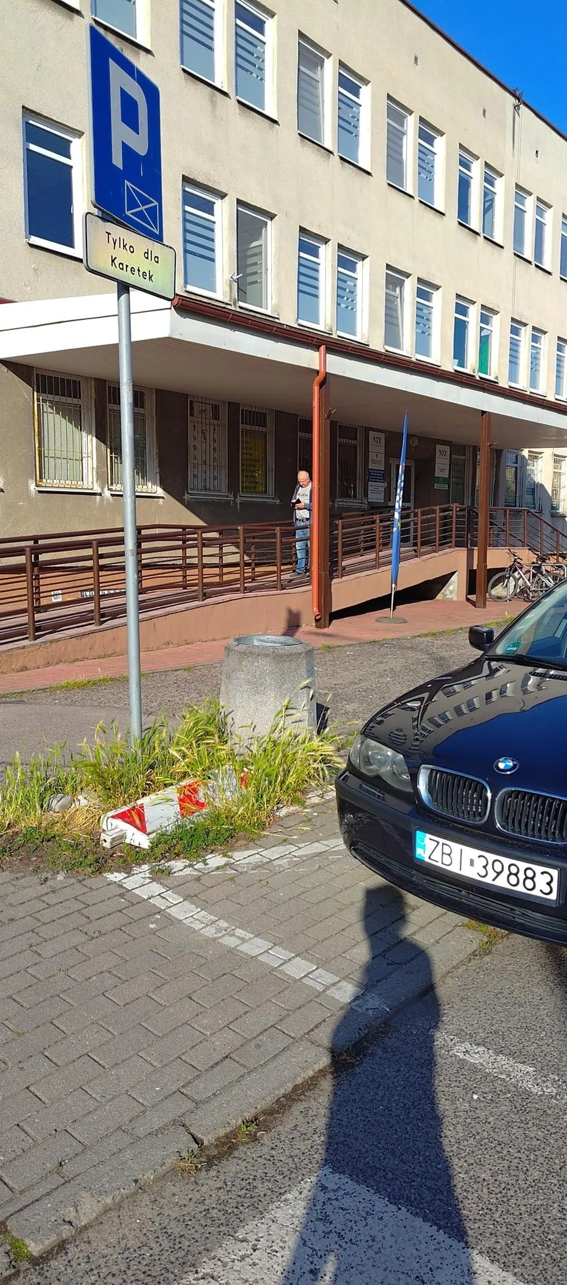 Naucz się jełopie parkować, ten gruz to nie karetka...