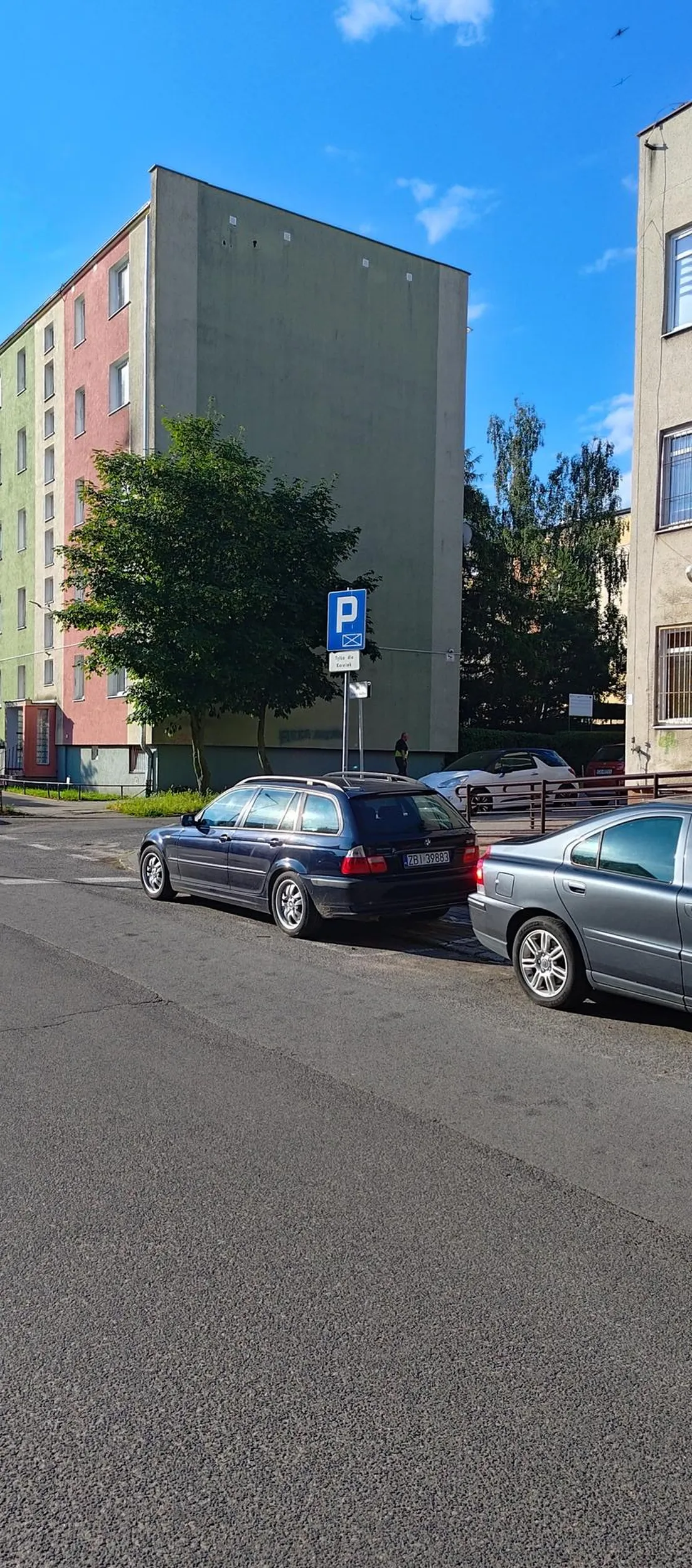 Naucz się jełopie parkować, ten gruz to nie karetka...