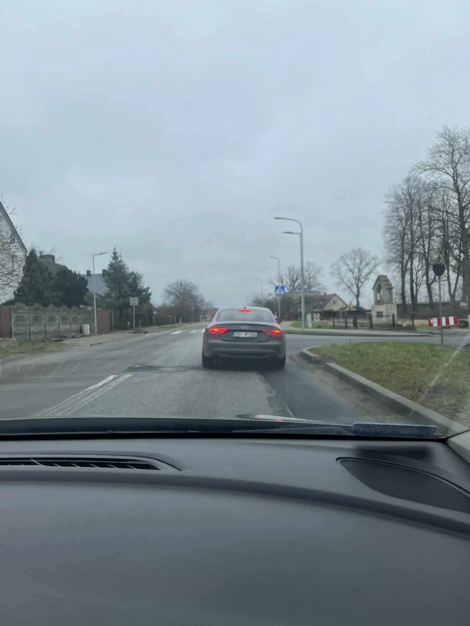 Następny kierowca nie wyhamuje l i rozdupcy Audi Turka od niemca Dymu więcej niż za traktorem