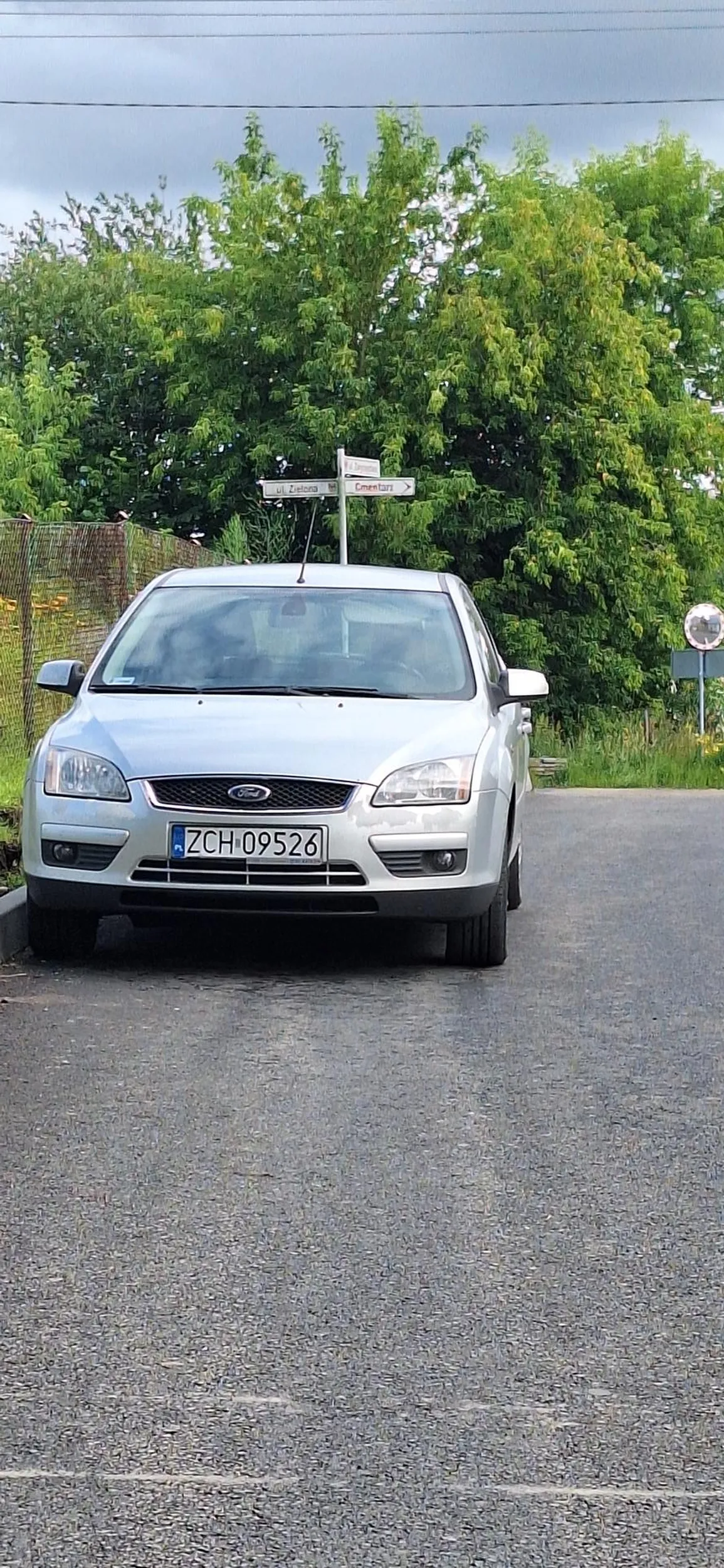 Parkuje na środku ulicy