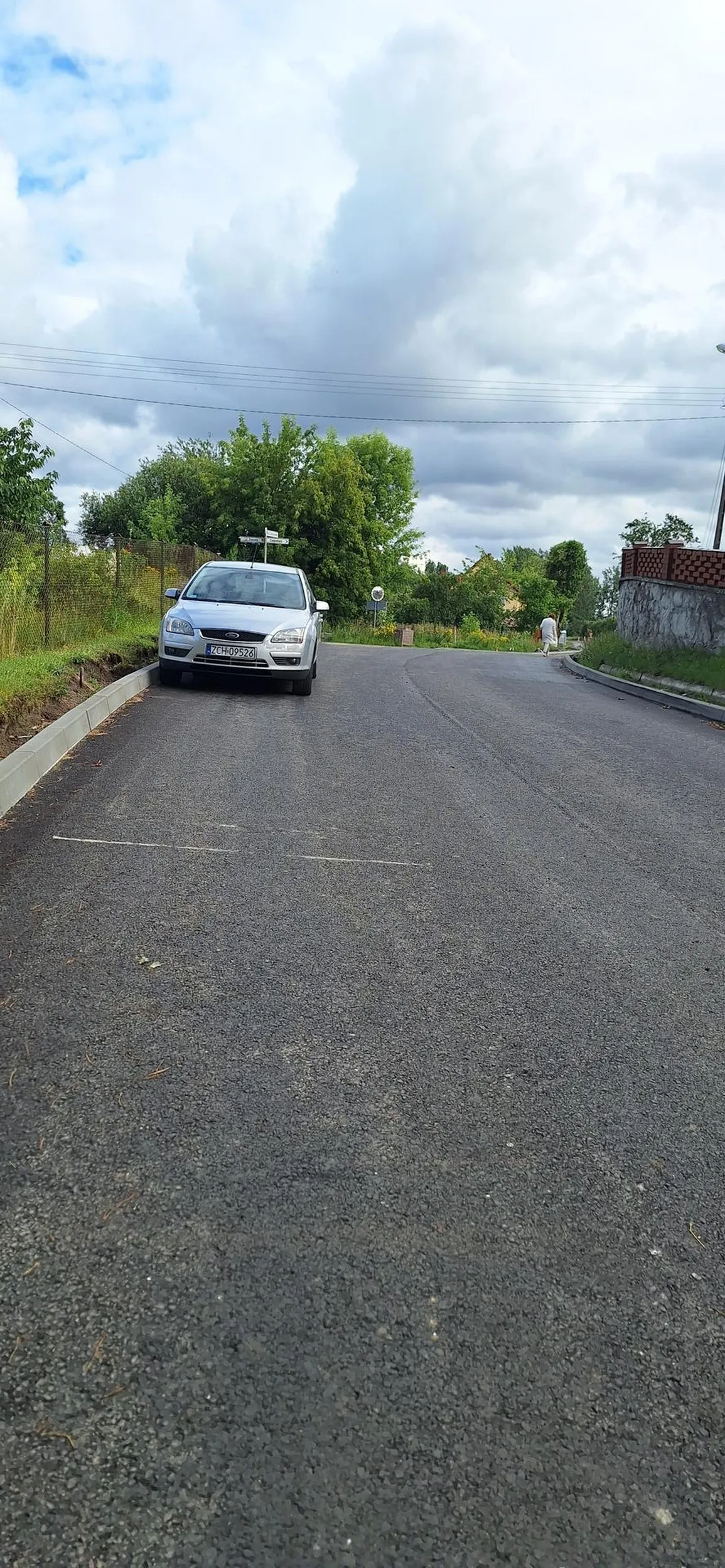 Parkuje na środku ulicy