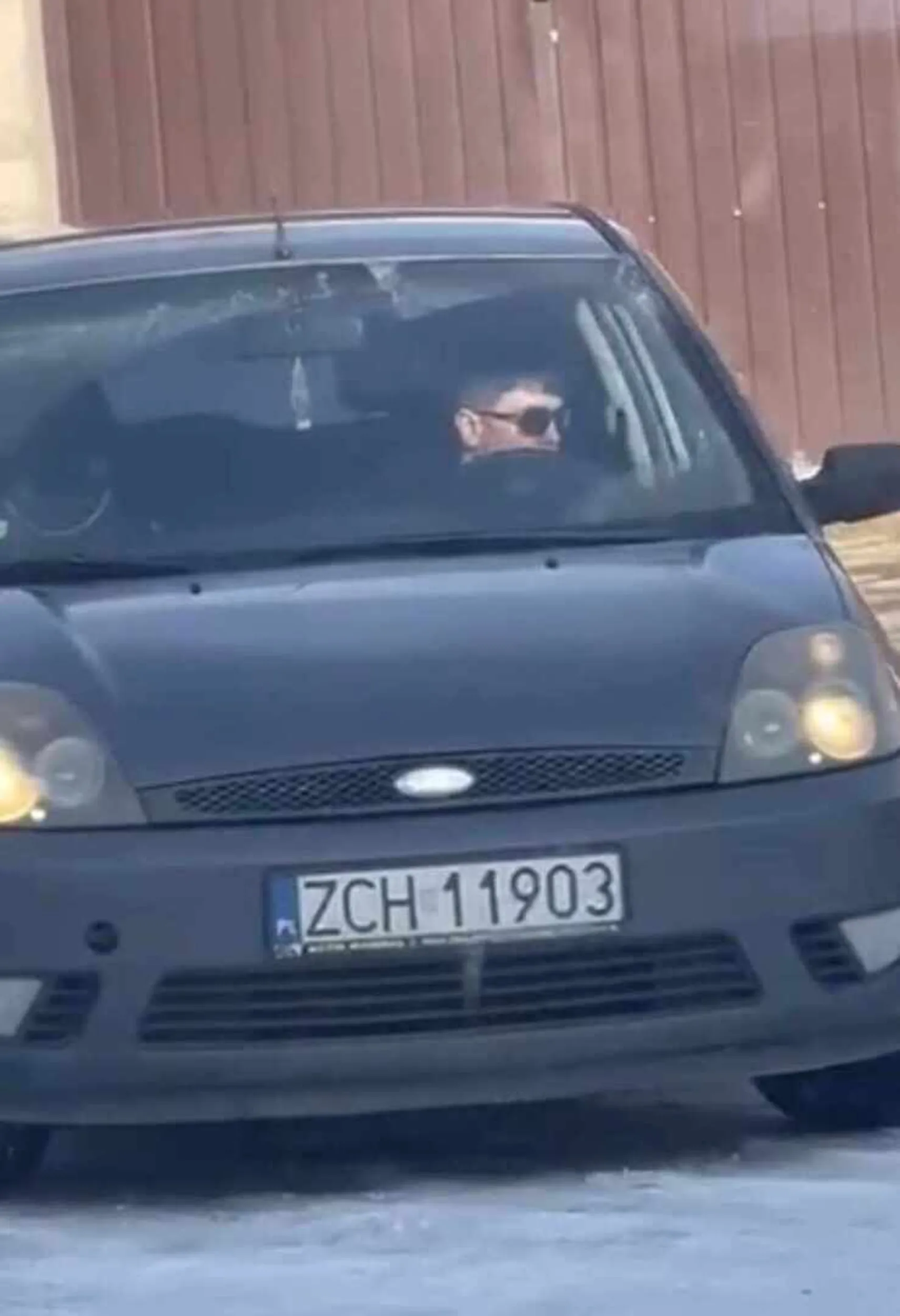 Kierowca jest hitmanem, nie widać go zza kierownicy i musi jeździć z fotelikiem