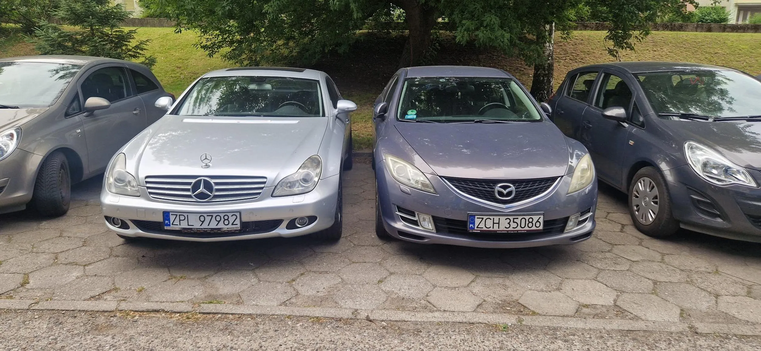 Niech pała nauczy się parkować. To że on może otworzyć drzwi to najważniejsze a reszta to wyje*ane. Widać wiocha przyjechała do miasta. Chłop se wsi wyjdzie ale wiesz z chlopa już nie.