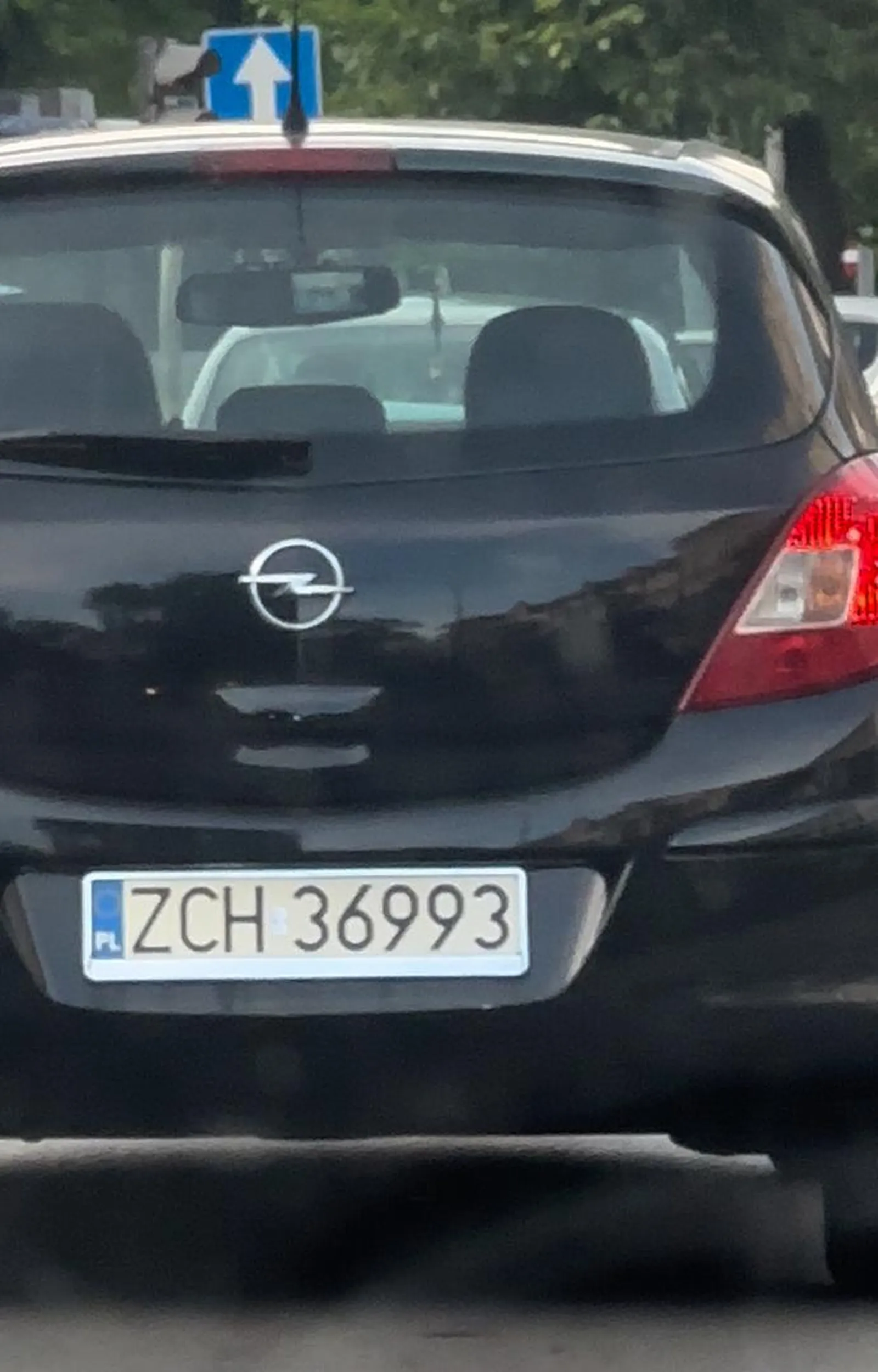 W aucie masz lusterka , zacznij z nich korzystać bo zrobisz komuś krzywdę albo nie wyjeżdżaj poza swoją wioskę . Kamerkę też radzę zmienić bo jest tak ciężka że na dziurach ci lusterko wsteczne opada ?