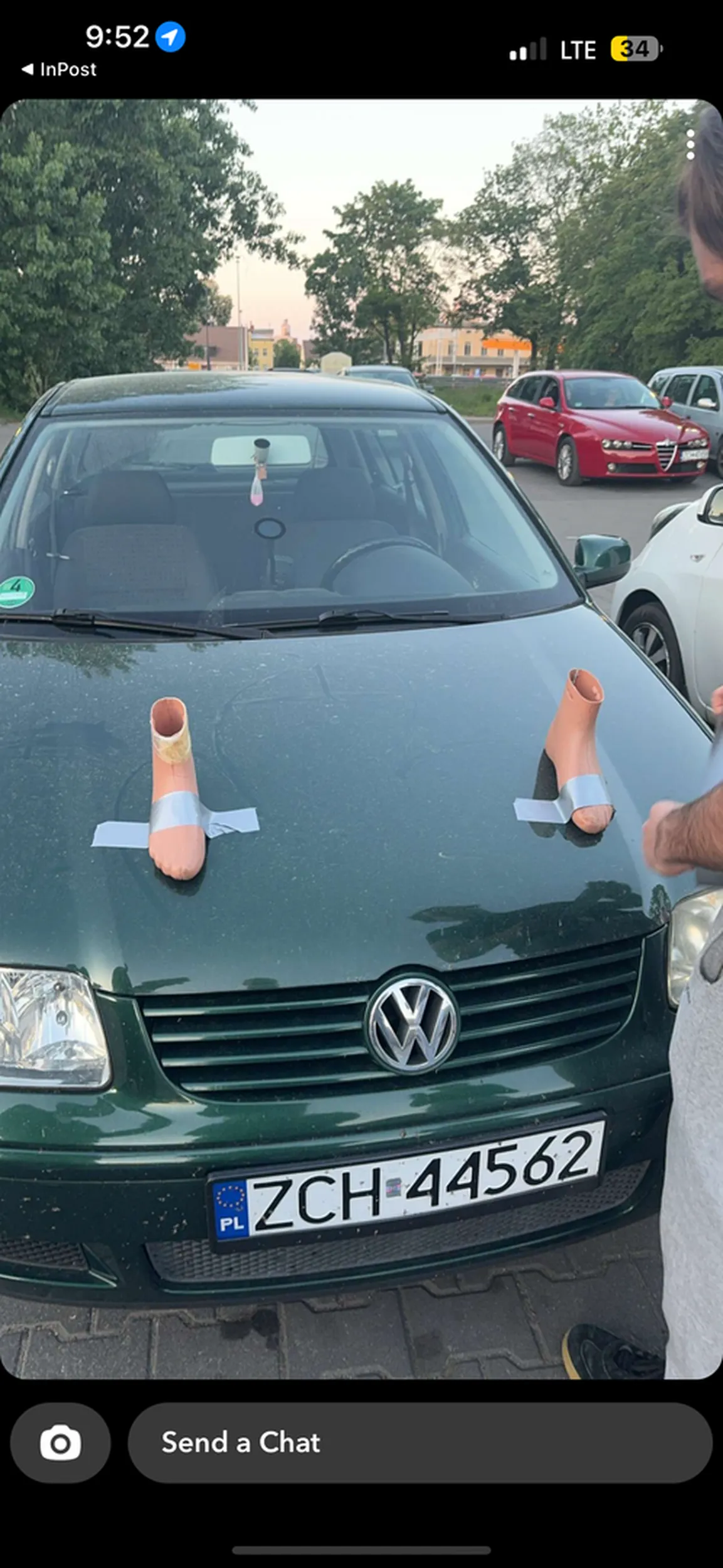 Jeździ z jakimiś stopami przyczepionymi do maski walnięte baby tym jeżdżą