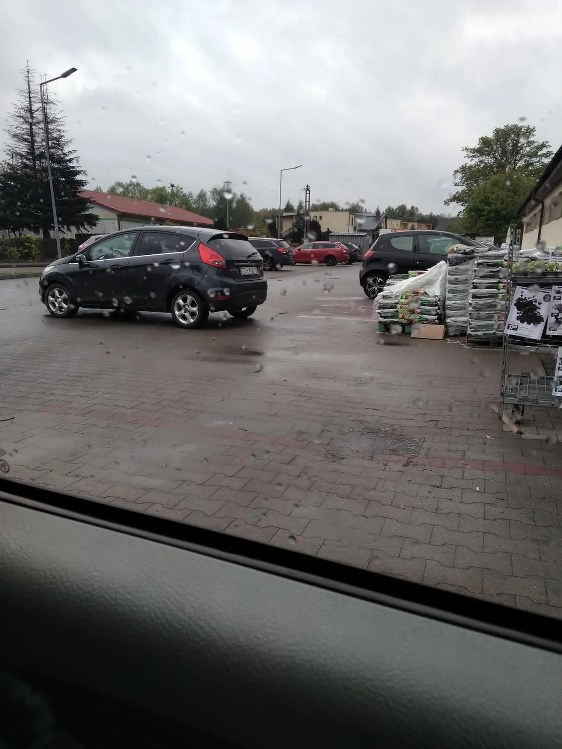 Nie pozdrawiam kierowcy, który stał na samym środku wyjazdu z dino i miał problem jak ktoś poprosił go o zjechanie na parking (który w większości był pusty) :))