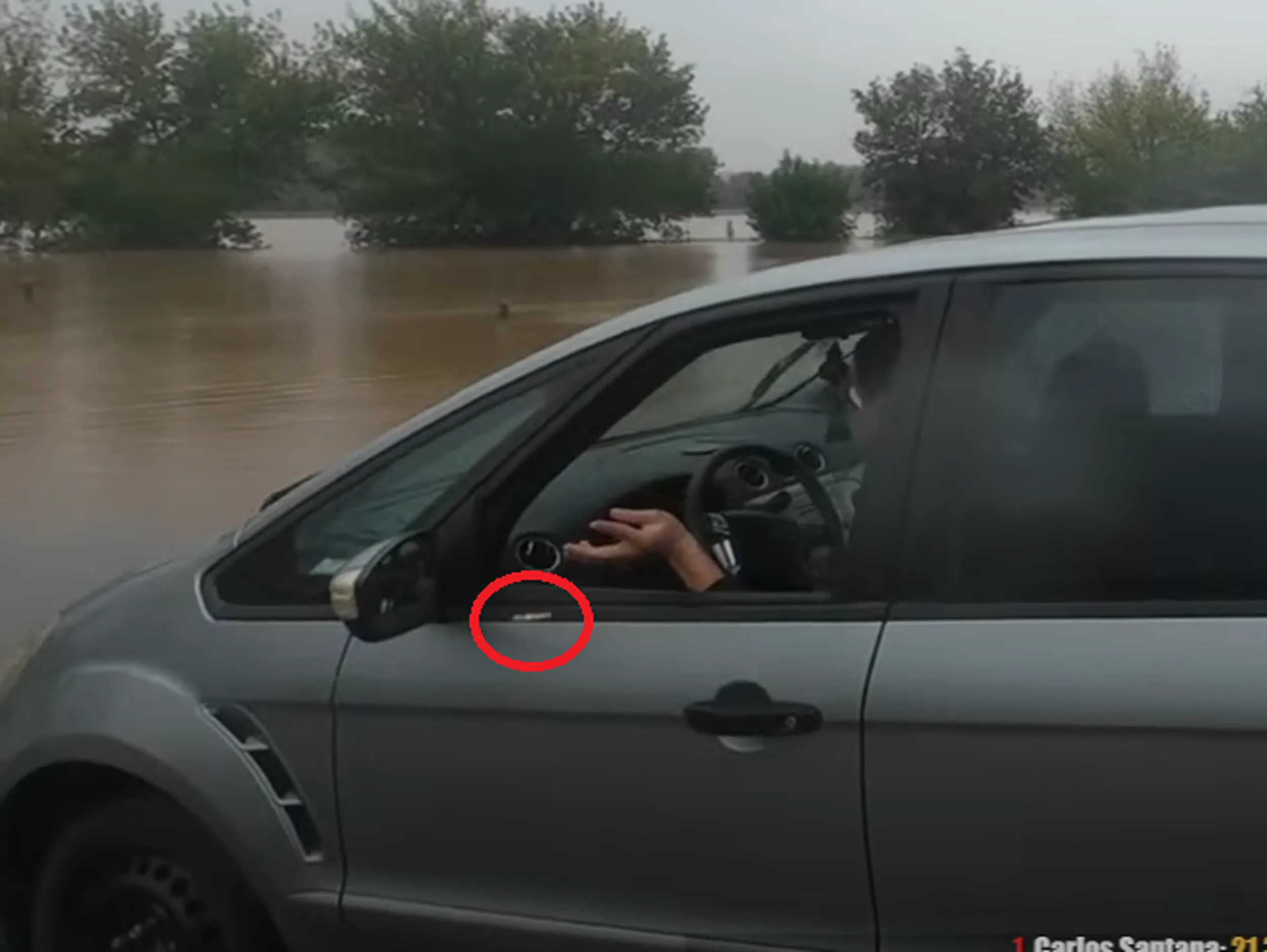 Co za śmieć. Następnym razem wsadź se tego peta wiesz gdzie. A na ziemię to sobie rzucaj na swoim podwórku.