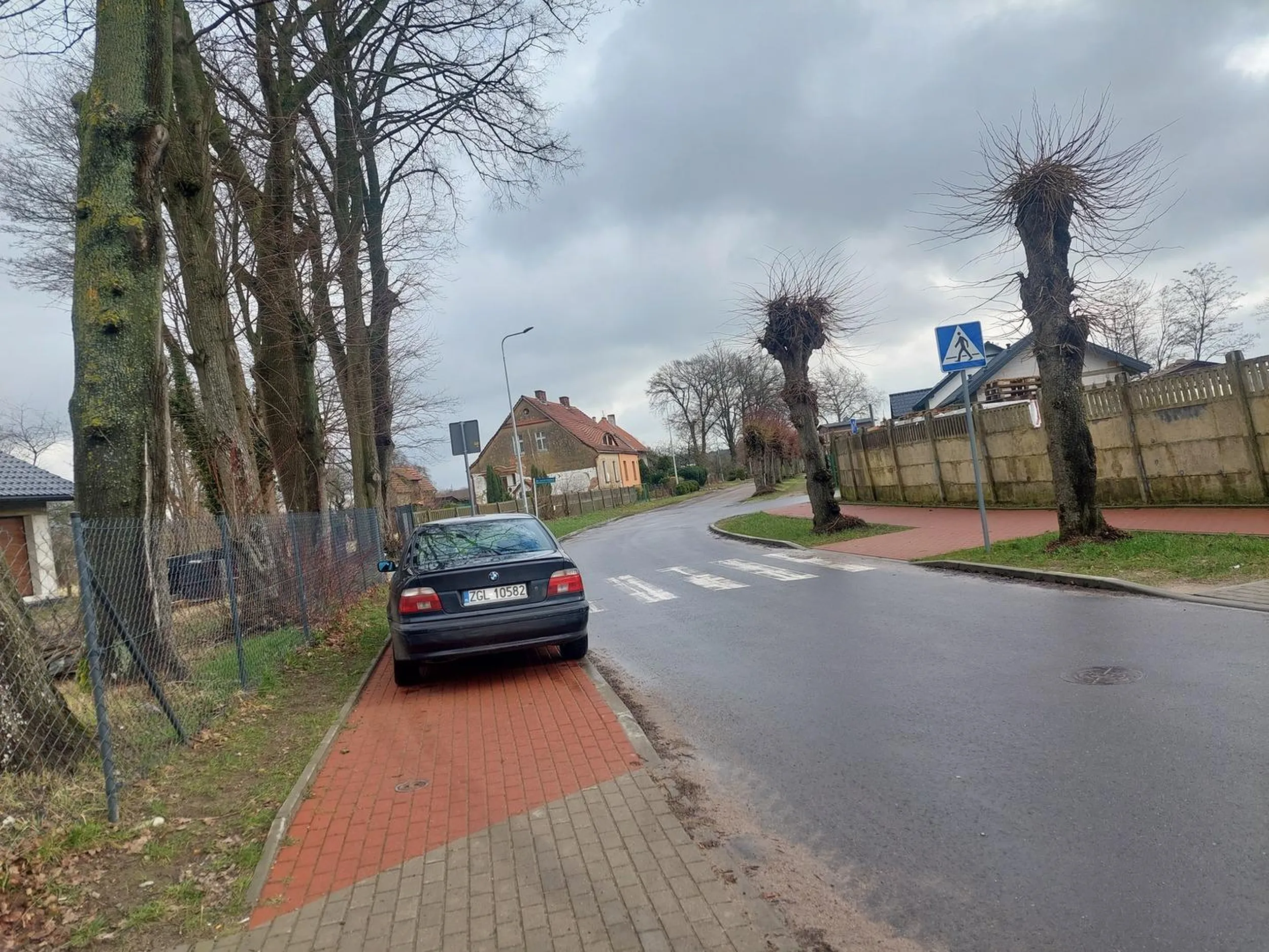 Tak się parkuje,uniemożliwiając przejście z wózkiem bliźniaczym. Cóż...Marka mówi swoje